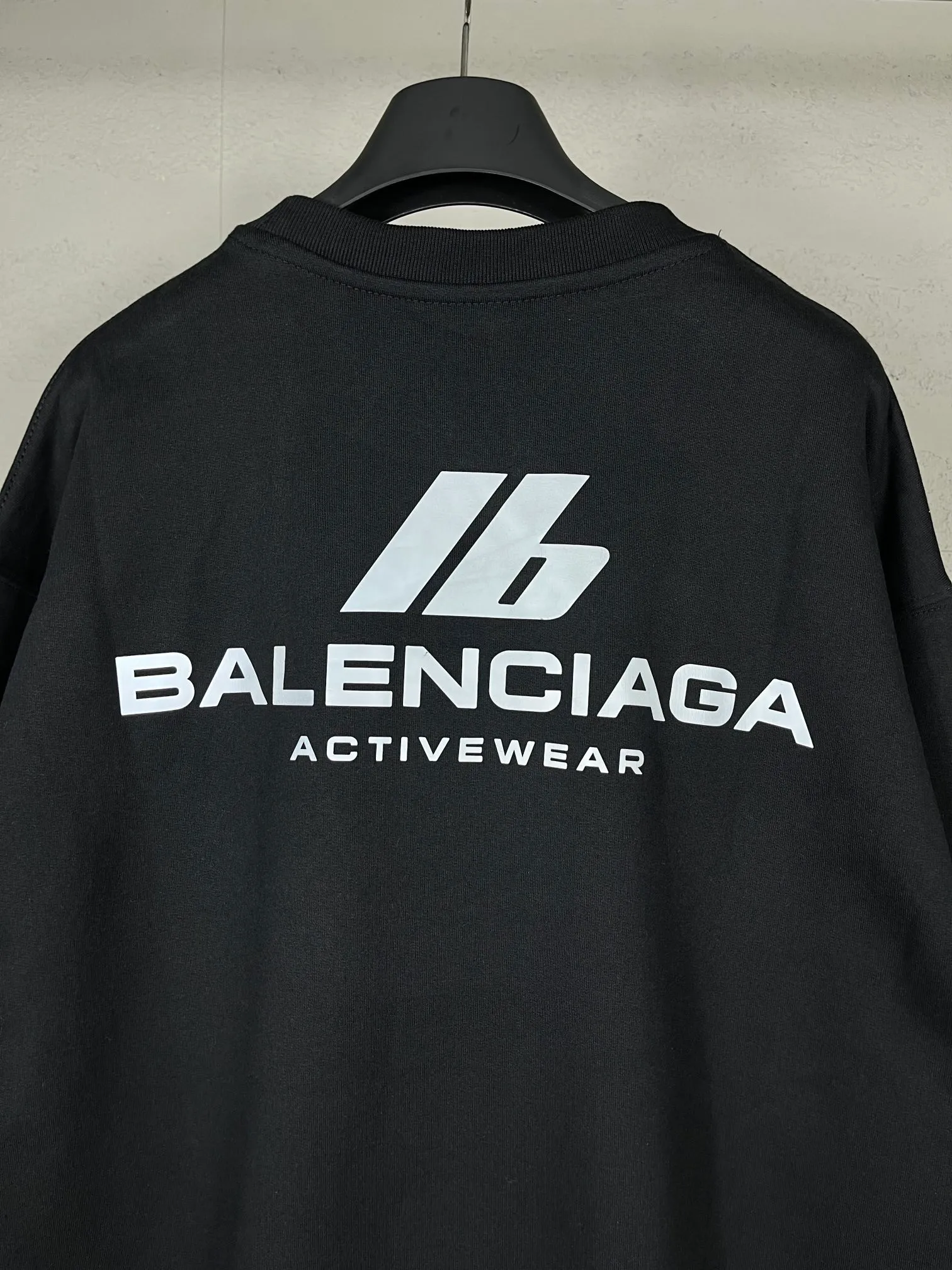 🅿️270 real photos [Top version. Official website quality] BALENCI*GA/Paris. 2024 new model. Front and rear LOGO reflective letter round neck sweatshirt, brick cabinet synchronization. Genuine product developed at the first time, welcome to compare! The fabric is made of Paris ZP custom-woven and dyed cotton terry sweatshirt. Weighing 460 grams, the cloth surface is clean. The cloth pattern is clear, soft and comfortable. The threads are dyed with no color difference. Get reflective film beforehand. The effect will be three-dimensional. Restore the brick cabinet. Different market currency, welcome to compare, the version adopts OS loose shoulder version. Same style for men and women Coding: BL235580 Color: black, off-white Size: XS S M L