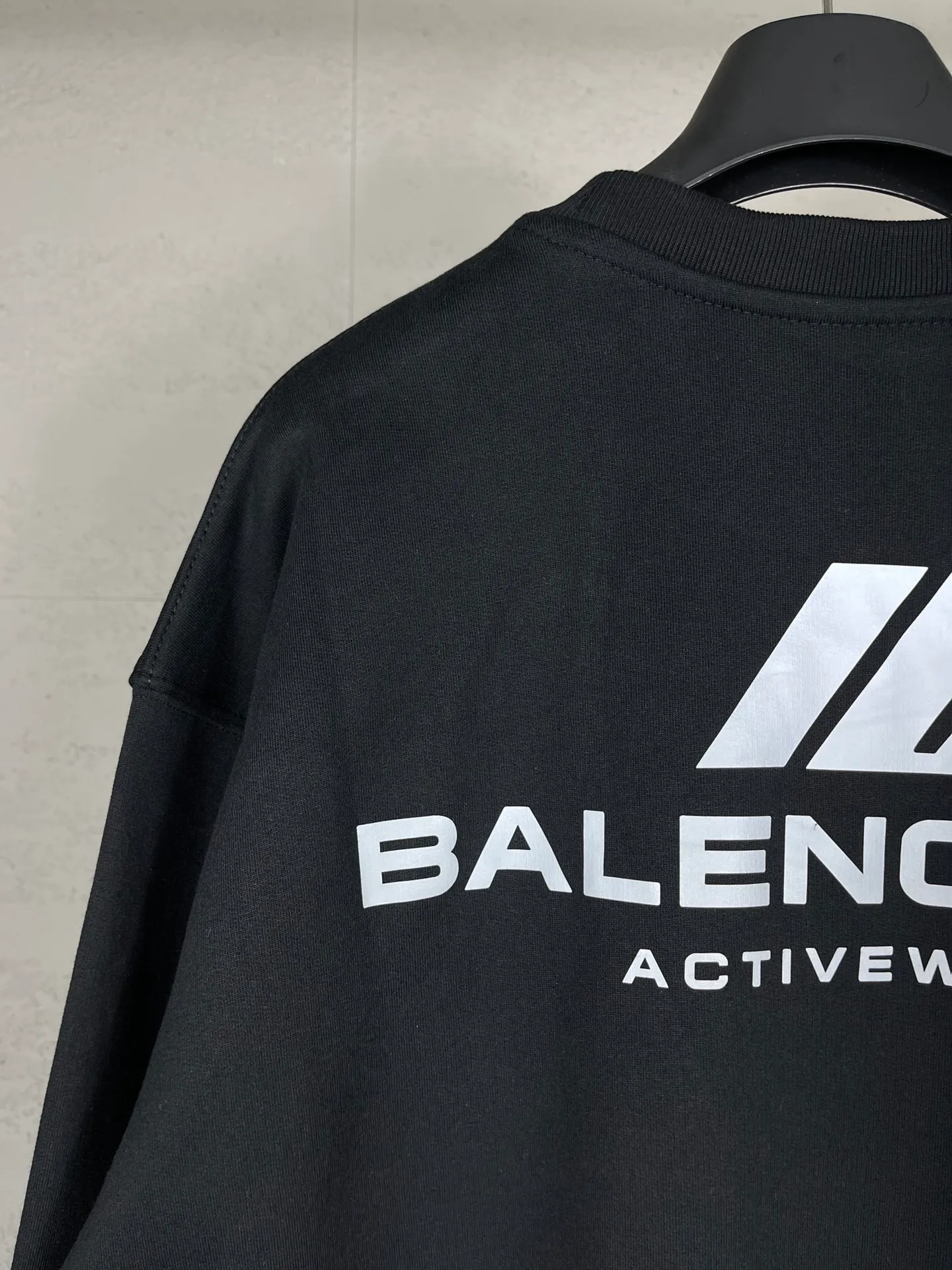 🅿️270 real photos [Top version. Official website quality] BALENCI*GA/Paris. 2024 new model. Front and rear LOGO reflective letter round neck sweatshirt, brick cabinet synchronization. Genuine product developed at the first time, welcome to compare! The fabric is made of Paris ZP custom-woven and dyed cotton terry sweatshirt. Weighing 460 grams, the cloth surface is clean. The cloth pattern is clear, soft and comfortable. The threads are dyed with no color difference. Get reflective film beforehand. The effect will be three-dimensional. Restore the brick cabinet. Different market currency, welcome to compare, the version adopts OS loose shoulder version. Same style for men and women Coding: BL235580 Color: black, off-white Size: XS S M L