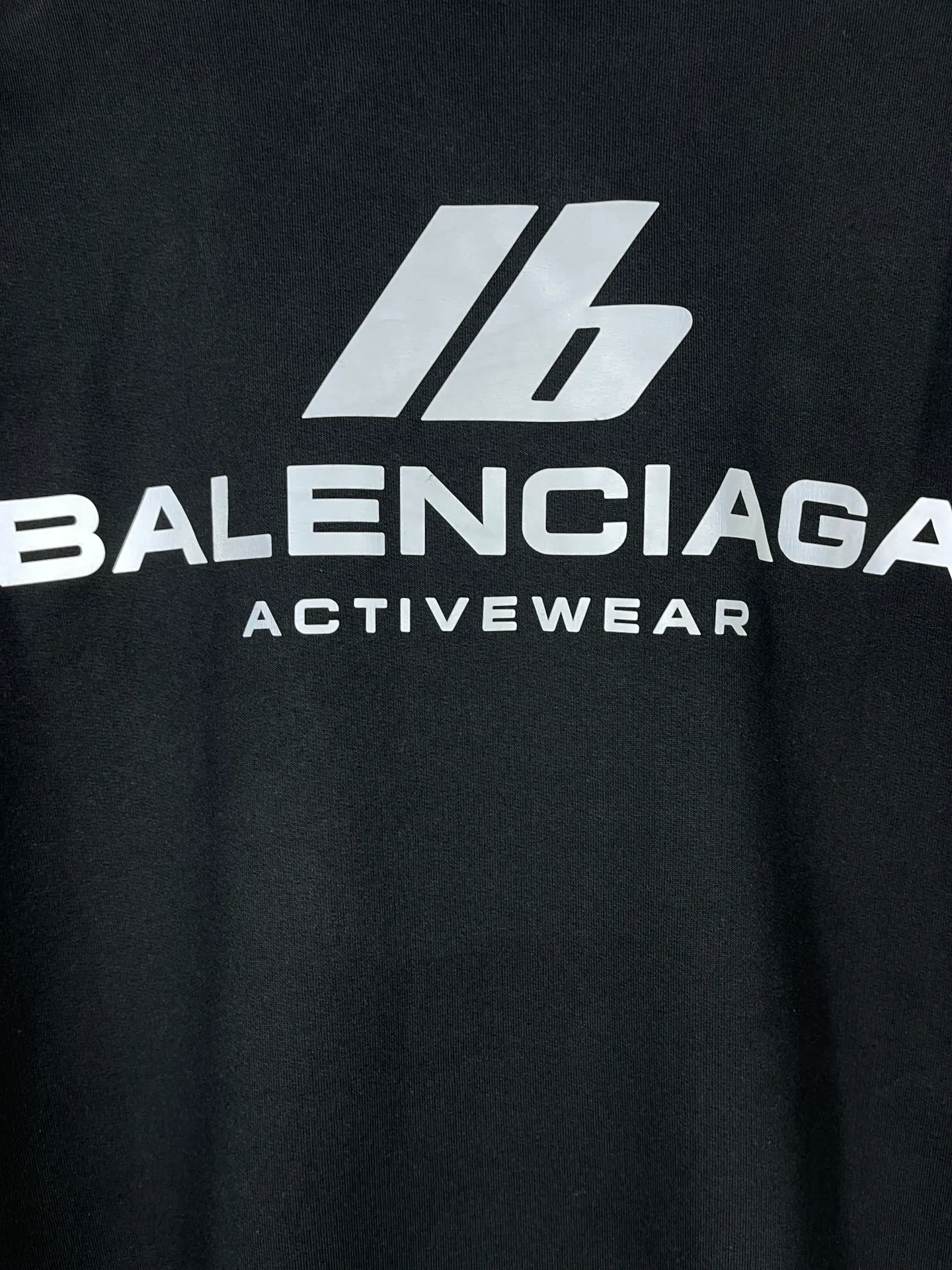 🅿️270 real photos [Top version. Official website quality] BALENCI*GA/Paris. 2024 new model. Front and rear LOGO reflective letter round neck sweatshirt, brick cabinet synchronization. Genuine product developed at the first time, welcome to compare! The fabric is made of Paris ZP custom-woven and dyed cotton terry sweatshirt. Weighing 460 grams, the cloth surface is clean. The cloth pattern is clear, soft and comfortable. The threads are dyed with no color difference. Get reflective film beforehand. The effect will be three-dimensional. Restore the brick cabinet. Different market currency, welcome to compare, the version adopts OS loose shoulder version. Same style for men and women Coding: BL235580 Color: black, off-white Size: XS S M L