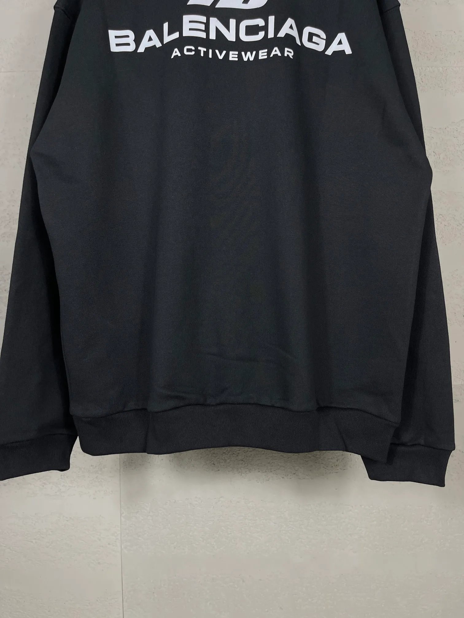 🅿️270 real photos [Top version. Official website quality] BALENCI*GA/Paris. 2024 new model. Front and rear LOGO reflective letter round neck sweatshirt, brick cabinet synchronization. Genuine product developed at the first time, welcome to compare! The fabric is made of Paris ZP custom-woven and dyed cotton terry sweatshirt. Weighing 460 grams, the cloth surface is clean. The cloth pattern is clear, soft and comfortable. The threads are dyed with no color difference. Get reflective film beforehand. The effect will be three-dimensional. Restore the brick cabinet. Different market currency, welcome to compare, the version adopts OS loose shoulder version. Same style for men and women Coding: BL235580 Color: black, off-white Size: XS S M L