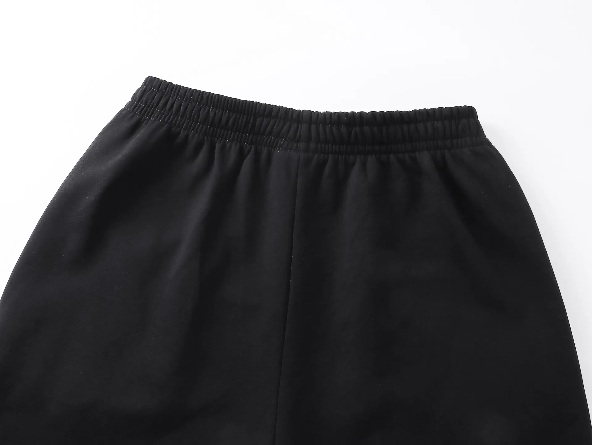🅿️210 real photos [Top version. Official website quality] BALENCI*GA/Paris. 2025 new model. New embroidered shorts co-branded by Under Armor in Paris. Synchronized with brick cabinets. Developed as genuine products at the first time, please print and compare! The fabric is made of Paris ZP custom-woven and dyed 100% cotton terry sweatshirt. The weight is 460 grams. The cloth surface is clean. The cloth pattern is clear and the hand feels soft and comfortable. The embroidery uses an imported Tajima embroidery machine. The letters are clear and the effect is three-dimensional. The version adopts a loose version. Same style for men and women. Code: BL257003 Color: black, white Size: XS S M L