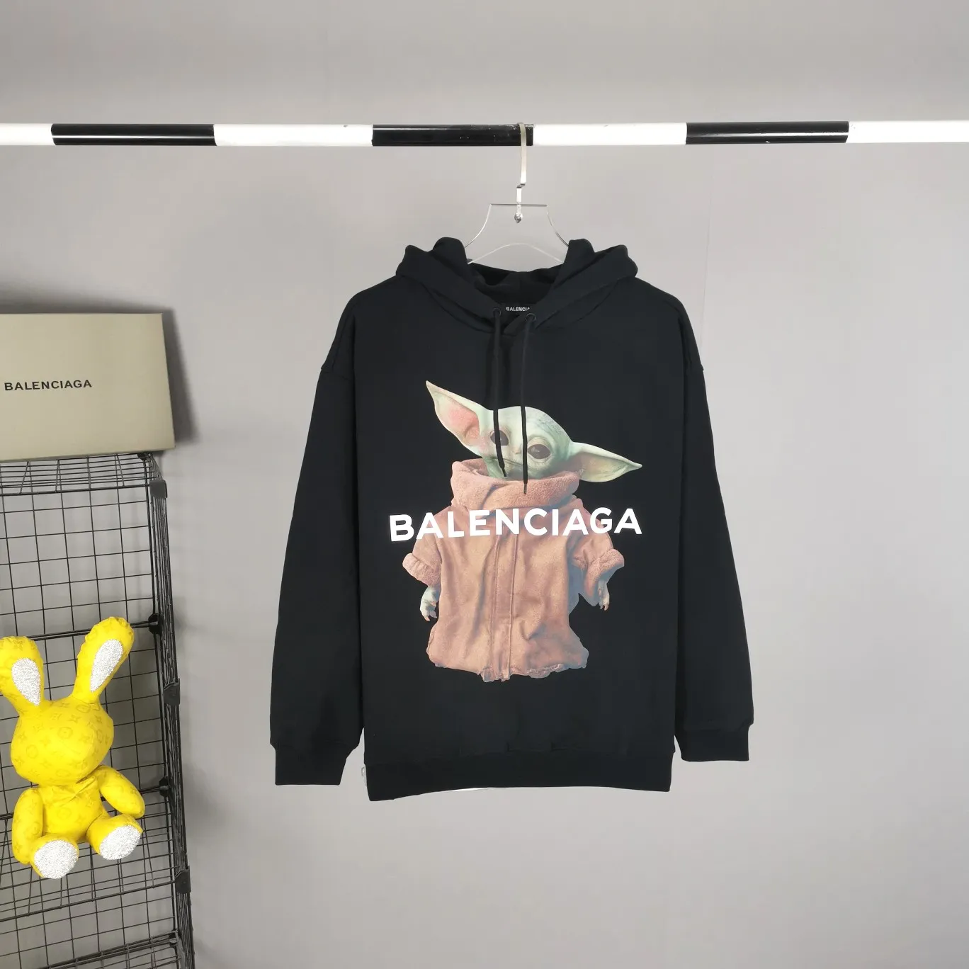 Top tested version BALENCIAGA Balenciaga The Mandalorian Baby Yoda pure cotton loose and breathable autumn and winter pure cotton hoodie sweatshirt for male and female couples Grogu, a character in the "Star Wars" series of film and television dramas, appeared in the American drama "The Mandalorian". Grogu and Yoda are of the same race. Although he is still in the toddler stage, he is born with powerful force. This model is really explosive. The front piece is printed with Kornit digital direct printing. The color painting has an even transition of shades and a strong image. 3D restores the real texture of characters! The fabric is made of 480g imported knitted combed terry. The fabric is very silky, loose and drapey. Color: Black White Size: XS-L P:490
