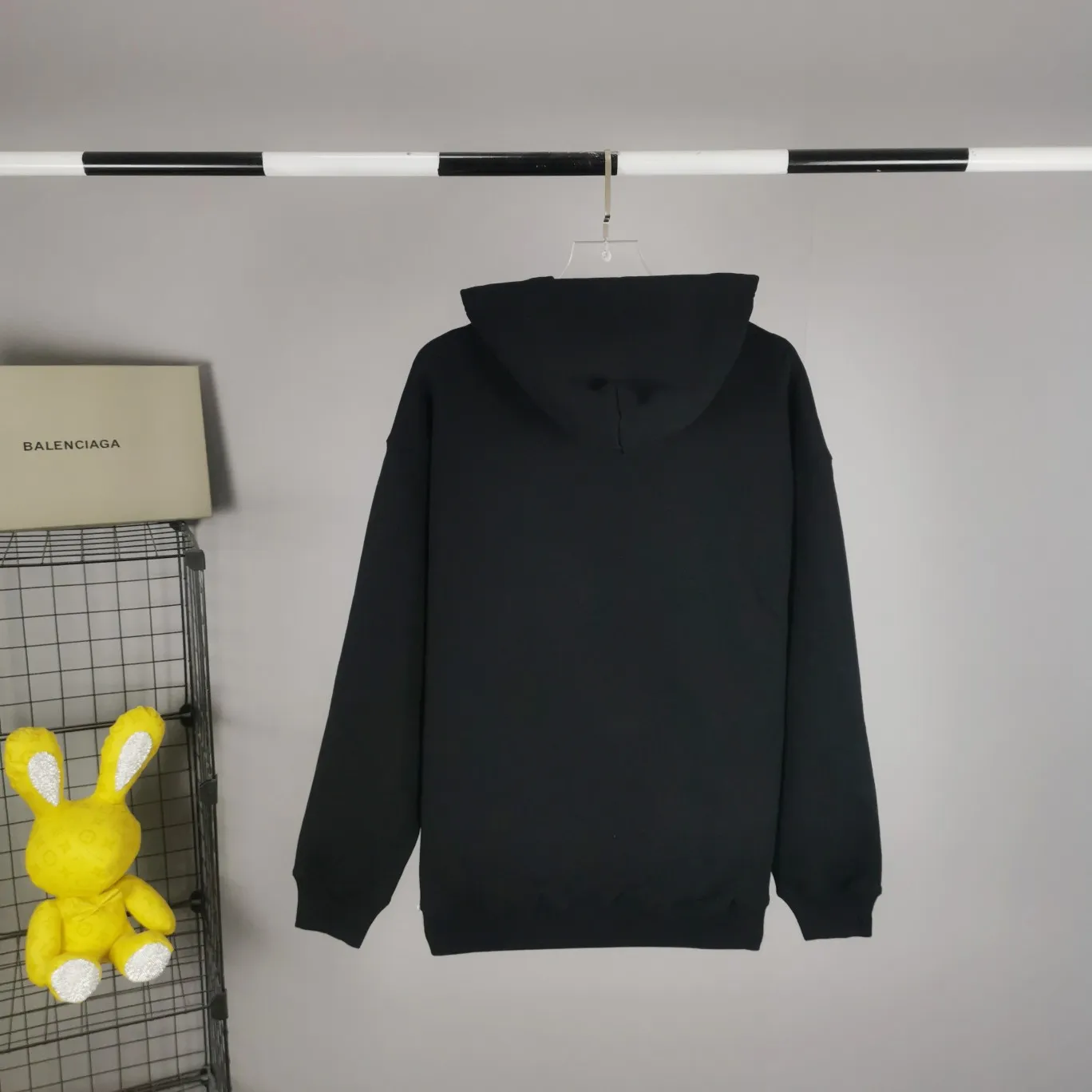 Top tested version BALENCIAGA Balenciaga The Mandalorian Baby Yoda pure cotton loose and breathable autumn and winter pure cotton hoodie sweatshirt for male and female couples Grogu, a character in the "Star Wars" series of film and television dramas, appeared in the American drama "The Mandalorian". Grogu and Yoda are of the same race. Although he is still in the toddler stage, he is born with powerful force. This model is really explosive. The front piece is printed with Kornit digital direct printing. The color painting has an even transition of shades and a strong image. 3D restores the real texture of characters! The fabric is made of 480g imported knitted combed terry. The fabric is very silky, loose and drapey. Color: Black White Size: XS-L P:490