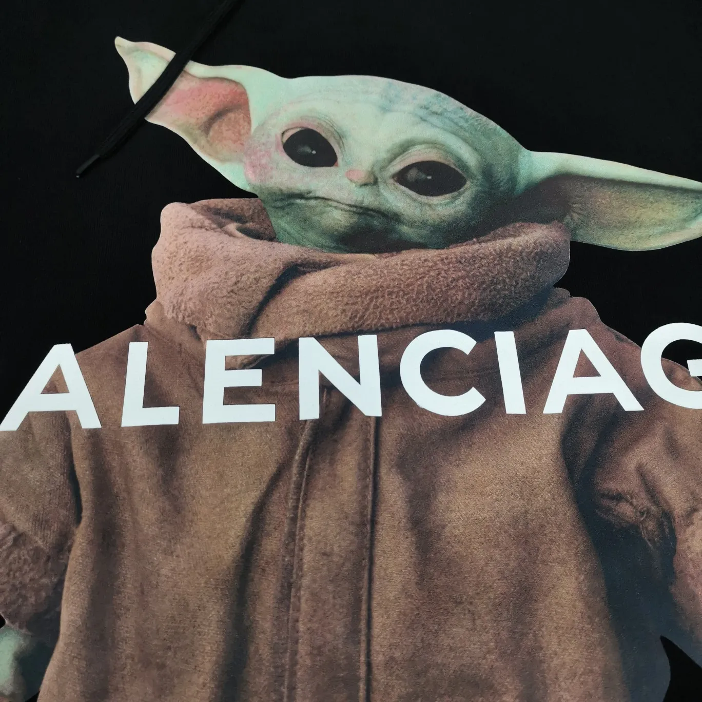 Top tested version BALENCIAGA Balenciaga The Mandalorian Baby Yoda pure cotton loose and breathable autumn and winter pure cotton hoodie sweatshirt for male and female couples Grogu, a character in the "Star Wars" series of film and television dramas, appeared in the American drama "The Mandalorian". Grogu and Yoda are of the same race. Although he is still in the toddler stage, he is born with powerful force. This model is really explosive. The front piece is printed with Kornit digital direct printing. The color painting has an even transition of shades and a strong image. 3D restores the real texture of characters! The fabric is made of 480g imported knitted combed terry. The fabric is very silky, loose and drapey. Color: Black White Size: XS-L P:490