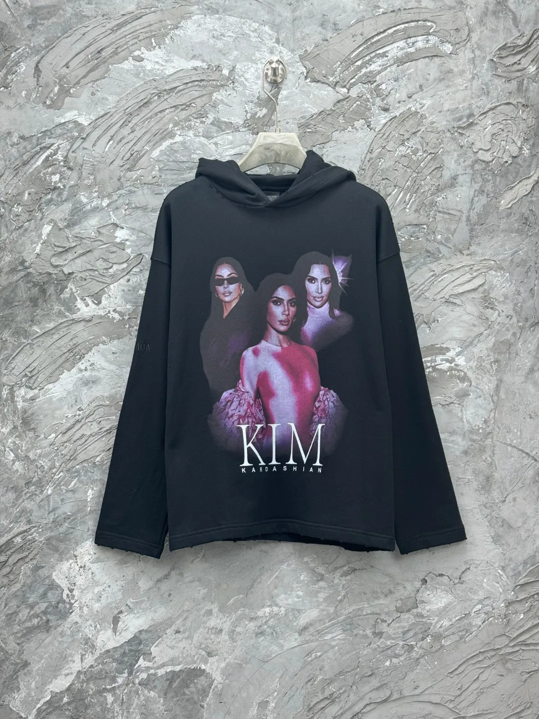 🅿️370 BALENCI*GA Paris Kardashian portrait art style hooded long-sleeved sweatshirt. The front pattern is printed by computer direct printing. The ready-to-wear is washed and worn. Customized matching hardware. The letters are clear. The effect is three-dimensional. Exclusively pattern-woven and dyed 460g fabric. Threads are dyed in the same vat with zero color difference. Brick cabinet synchronization. Welcome to compare. Same style for men and women -Color: Black -SIZE: Xs S M L Style No. 8971#