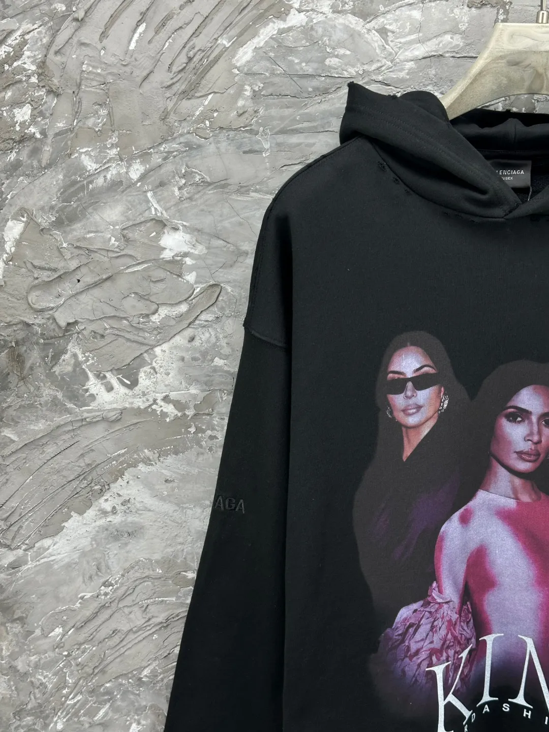 🅿️370 BALENCI*GA Paris Kardashian portrait art style hooded long-sleeved sweatshirt. The front pattern is printed by computer direct printing. The ready-to-wear is washed and worn. Customized matching hardware. The letters are clear. The effect is three-dimensional. Exclusively pattern-woven and dyed 460g fabric. Threads are dyed in the same vat with zero color difference. Brick cabinet synchronization. Welcome to compare. Same style for men and women -Color: Black -SIZE: Xs S M L Style No. 8971#