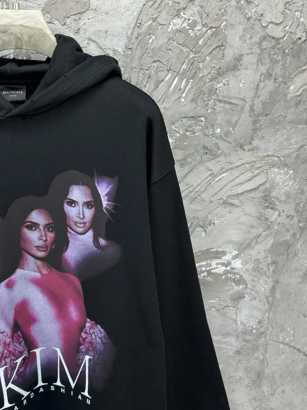 🅿️370 BALENCI*GA Paris Kardashian portrait art style hooded long-sleeved sweatshirt. The front pattern is printed by computer direct printing. The ready-to-wear is washed and worn. Customized matching hardware. The letters are clear. The effect is three-dimensional. Exclusively pattern-woven and dyed 460g fabric. Threads are dyed in the same vat with zero color difference. Brick cabinet synchronization. Welcome to compare. Same style for men and women -Color: Black -SIZE: Xs S M L Style No. 8971#