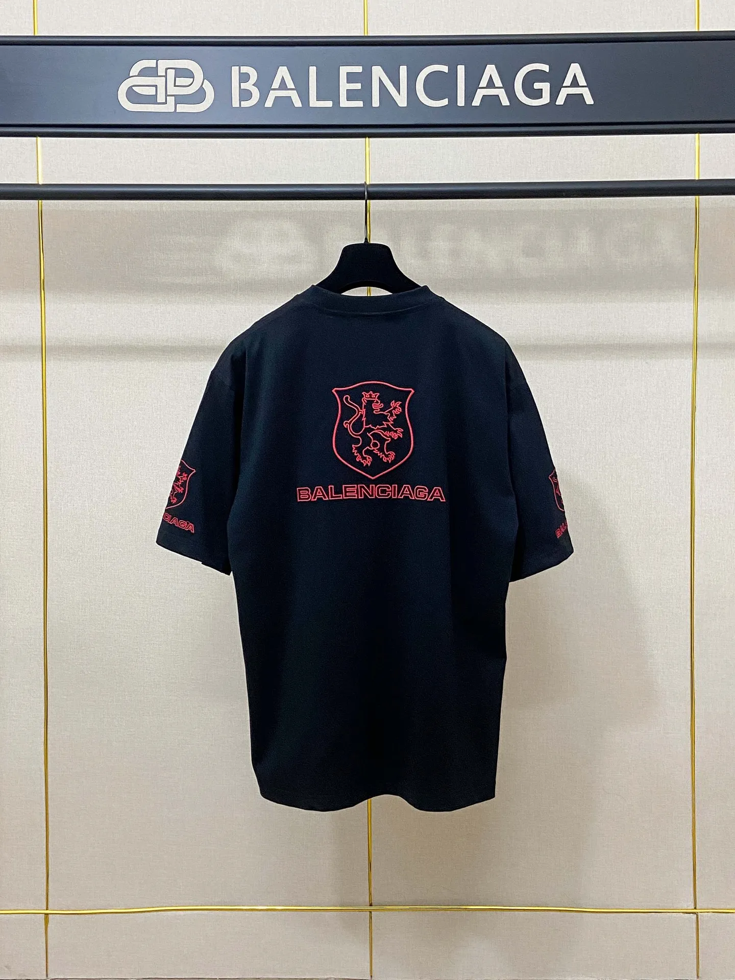 🅿️180 9183# Actual pictures Top version [[BALENCIA*GA] Official website quality Paris new joint LION CLUB letter LOGO embroidered short-sleeved T-shirt OS version Loose off-shoulder Unisex fabric: 260g 100% cotton double yarn Technology: embroidery on the front and rear panels, left and right sleeves Garment washing, shaping, solid color Color: black Size: XS S M L
