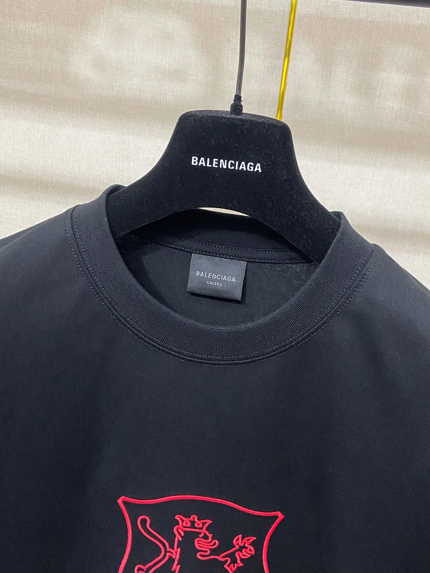 🅿️180 9183# Actual pictures Top version [[BALENCIA*GA] Official website quality Paris new joint LION CLUB letter LOGO embroidered short-sleeved T-shirt OS version Loose off-shoulder Unisex fabric: 260g 100% cotton double yarn Technology: embroidery on the front and rear panels, left and right sleeves Garment washing, shaping, solid color Color: black Size: XS S M L