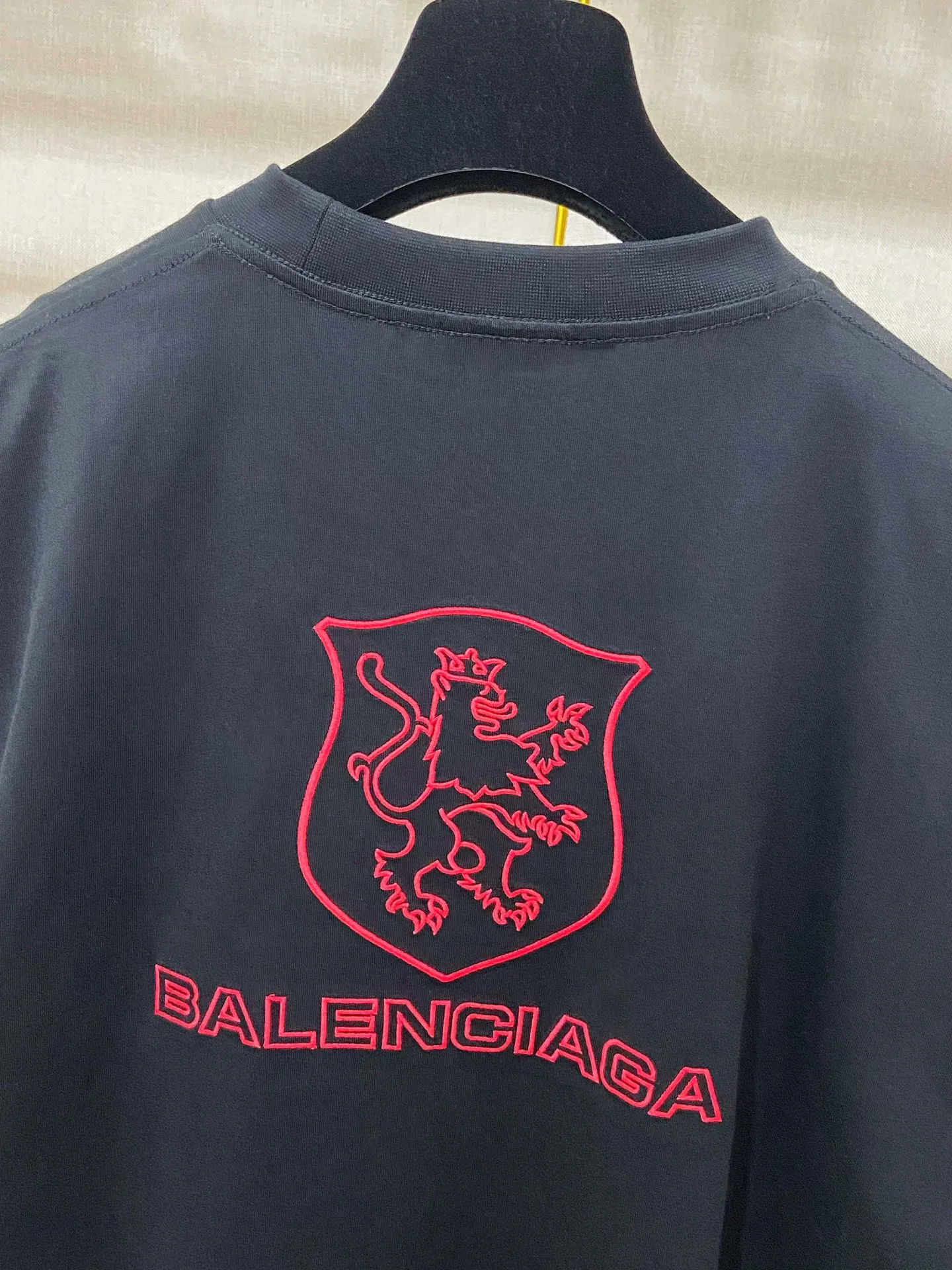 🅿️180 9183# Actual pictures Top version [[BALENCIA*GA] Official website quality Paris new joint LION CLUB letter LOGO embroidered short-sleeved T-shirt OS version Loose off-shoulder Unisex fabric: 260g 100% cotton double yarn Technology: embroidery on the front and rear panels, left and right sleeves Garment washing, shaping, solid color Color: black Size: XS S M L