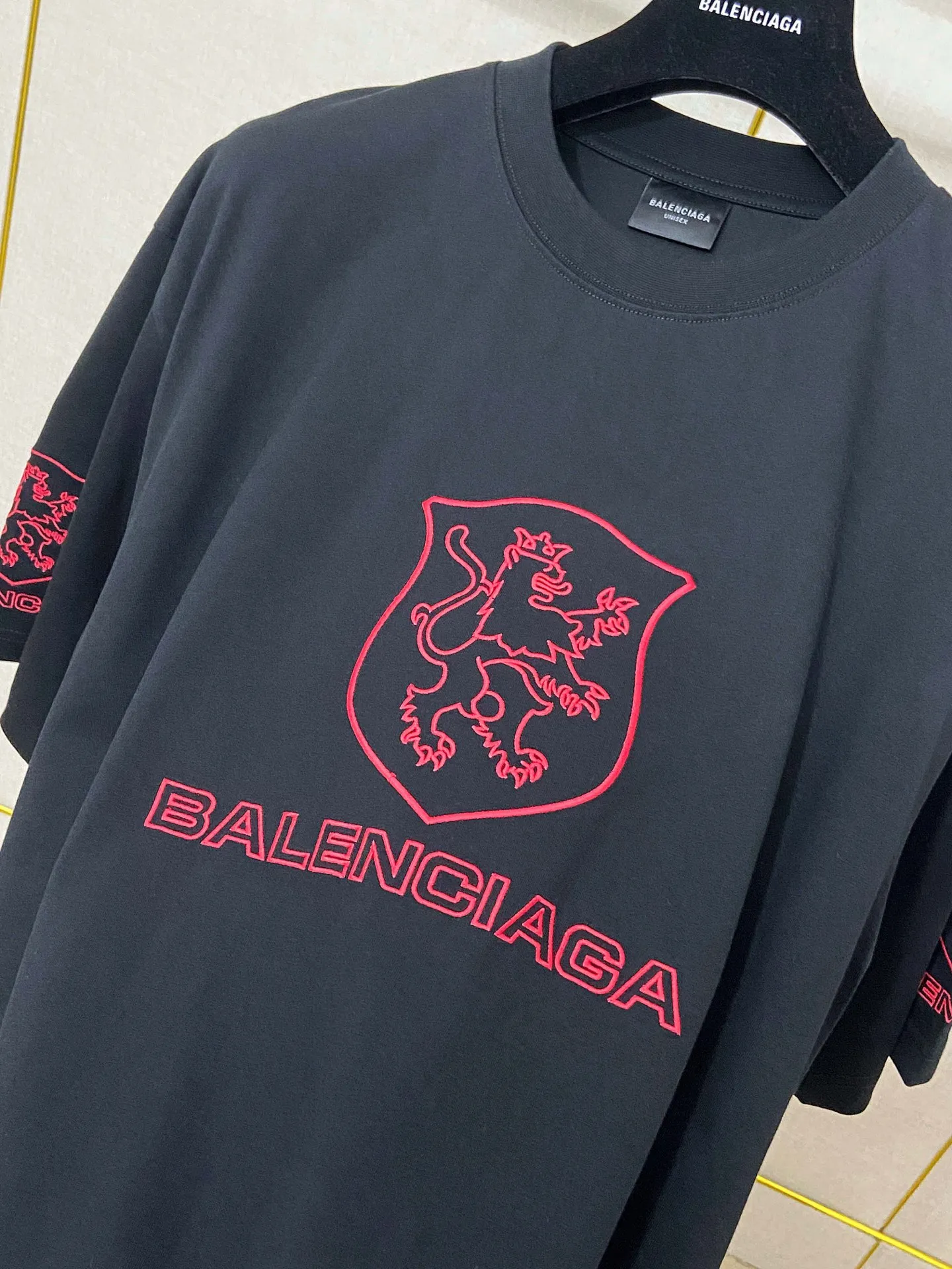 🅿️180 9183# Actual pictures Top version [[BALENCIA*GA] Official website quality Paris new joint LION CLUB letter LOGO embroidered short-sleeved T-shirt OS version Loose off-shoulder Unisex fabric: 260g 100% cotton double yarn Technology: embroidery on the front and rear panels, left and right sleeves Garment washing, shaping, solid color Color: black Size: XS S M L