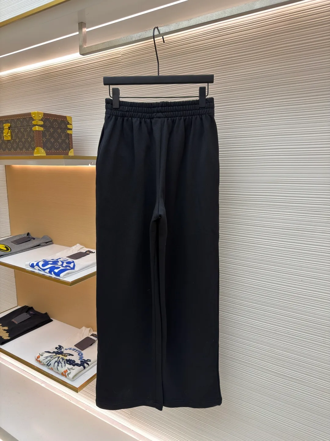 Balenciaga 3B football quick-drying fleece jogging casual pants ●Original version: purchased and developed for 6999 ●Item number: 1682082-A75 ●Fabric: cotton fabric ●Technology: embroidery applique production ●Color: black ●Version: loose fit ●Weight: about 710 grams ●Size: XS-S-M-L ●Description: These black casual pants are made of high-density polyester blended fabric, which has been pre-shrunk and anti-pilling. The fabric has a drapey feel and is breathable, soft to the touch and not easily deformed. The waistband of the trousers is designed with high-elastic elastic drawstrings and encrypted stitching technology to ensure that it is not easy to stretch and loosen, and can fit different waist and body shapes. The badge pattern on the left side of the trousers adopts matte hot stamping process. After high-temperature lamination, the pattern is firm and does not fall off, and has a delicate texture. The reflective logo on the trouser legs is produced by heat transfer printing technology. The reflective effect is clear at night and is washable. The overall cut is a wide-leg version, the side seams are double-stitched with a flat machine, and the trouser legs are overlocked. Each seam is evenly spaced. The details demonstrate exquisite clothing craftsmanship, taking into account both wearing comfort and structural stability. The overall wiring is straight and delicate, the fabric is comfortable and soft, and the color is consistent without color difference. It can be matched with the same style to create a fashionable look and control various occasions. Customized accessories, complete with three standards, same style for men and women!