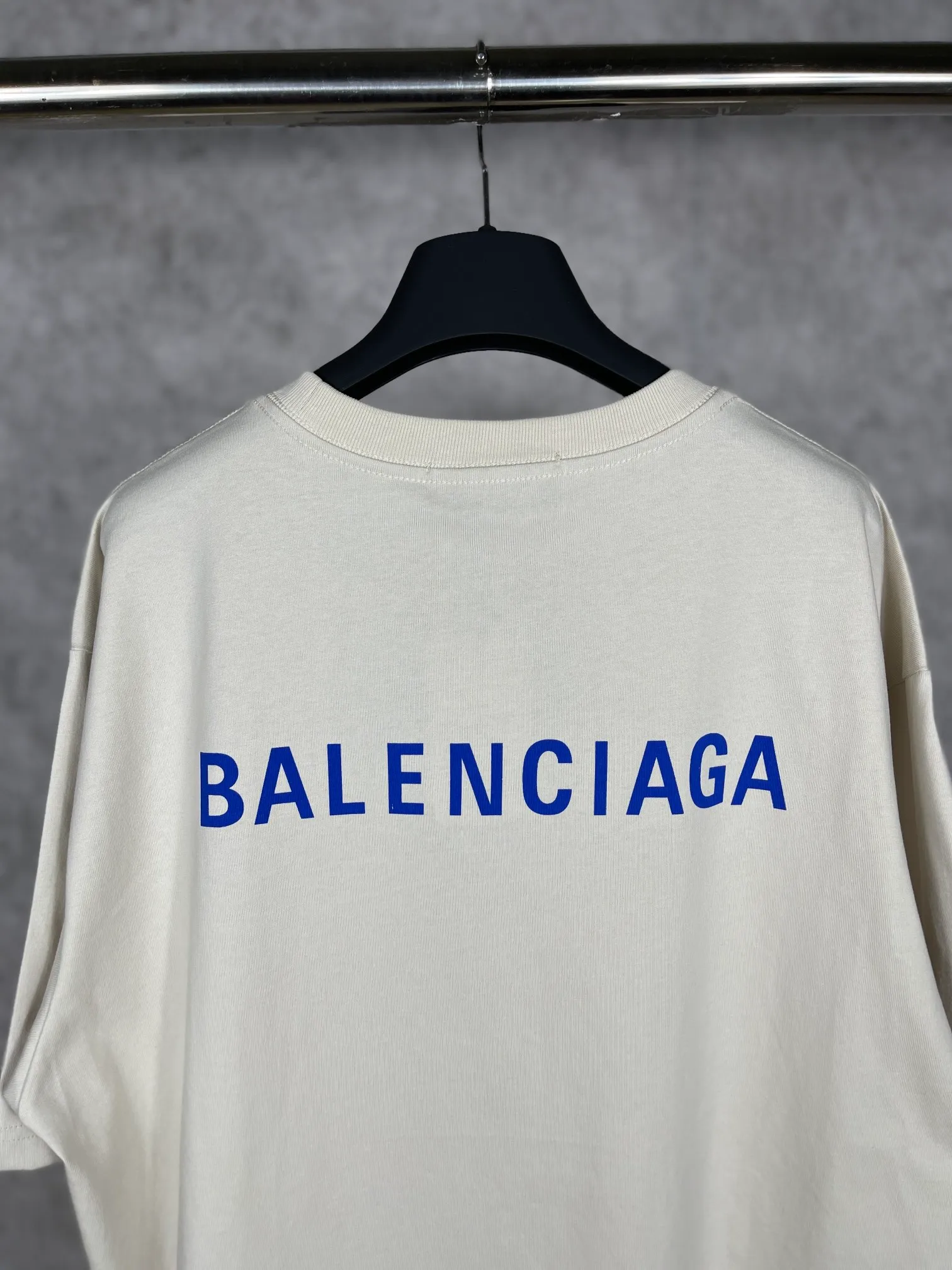 🅿️166 real photos [Top version. Official website quality] BALENCI*GA/Paris#Classic style. Classic letter printed short-sleeved T-shirt on the front and back #brick cabinet synchronization.                       The fabric is made of Paris ZP custom-woven and dyed cotton double yarn, weighing 260 grams. The cloth surface is clean. The cloth pattern is clear, soft and comfortable. The threads are dyed with no color difference. The classic pattern is printed with environmentally friendly imported materials, precision printing screen, the letters are clear, the effect is three-dimensional, and the brick cabinet is restored. The version adopts OS loose shoulder style. Same style for men and women. Coding: BL223022 Color: black, beige, white, blue, floral gray, beige. Size: XS to L