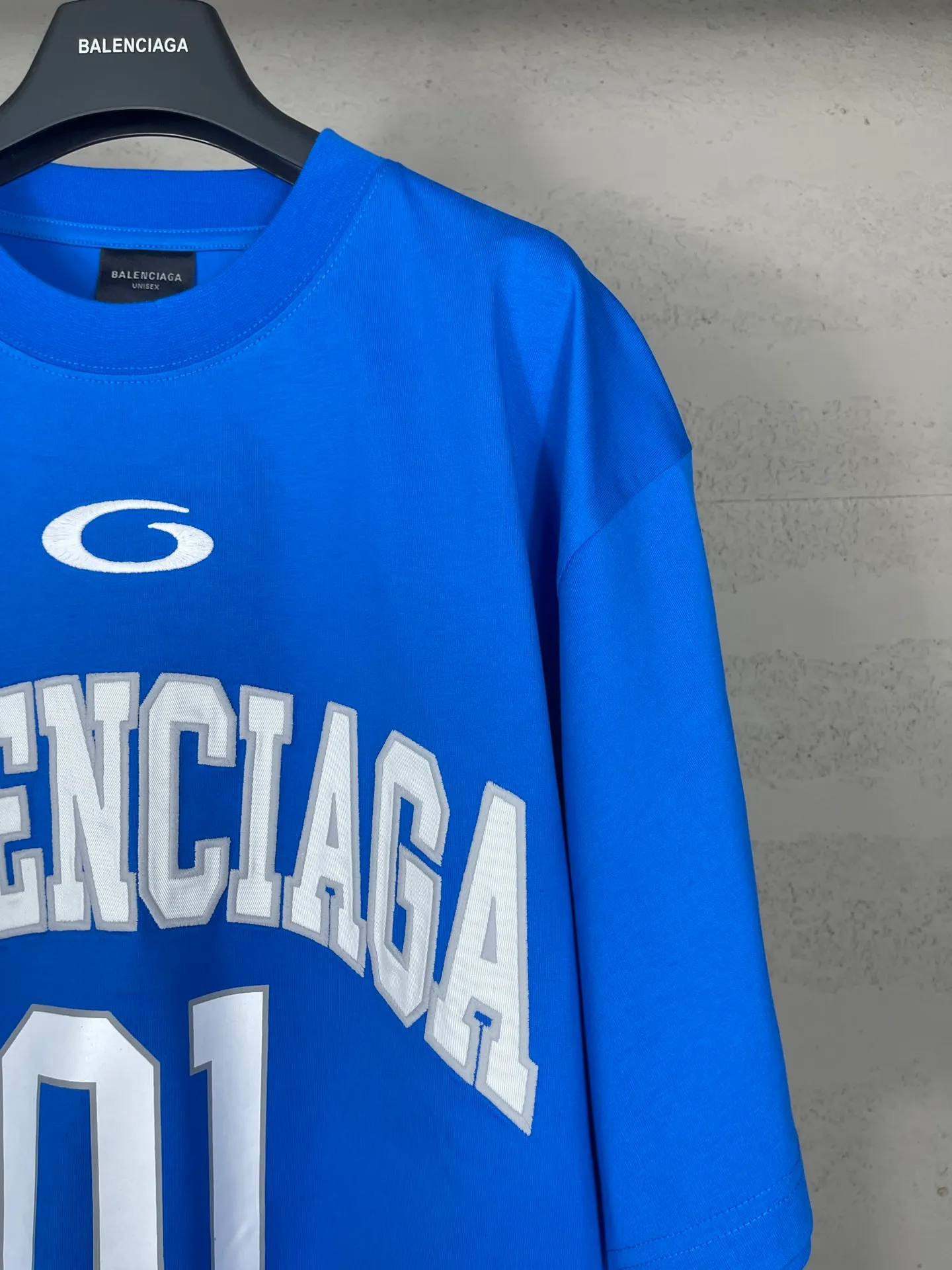 🅿️210 Actual pictures [Top version. Official website quality] BALENCI*GA/Paris.SS25 latest basketball uniform embroidered printed long-sleeved T-shirt. The front embroidery is embroidered and printed using a Tajima computer embroidery machine, the lower left corner is stamped, and the back piece is printed. Brick cabinets are synchronized. Genuine products are developed at the first time. The fabric is made of Paris ZP custom-woven and dyed cotton double yarn. Weighing 260 grams, the cloth surface is clean. The cloth pattern is clear, soft and comfortable. The threads are dyed with no color difference. The printing uses environmentally friendly imported materials, the letters are clear and the effect is three-dimensional. The version adopts OS loose shoulder design. Same style for men and women. Code: BL253626 Color: black, white, orchid, purple, yellow, green. Size: XS S M L