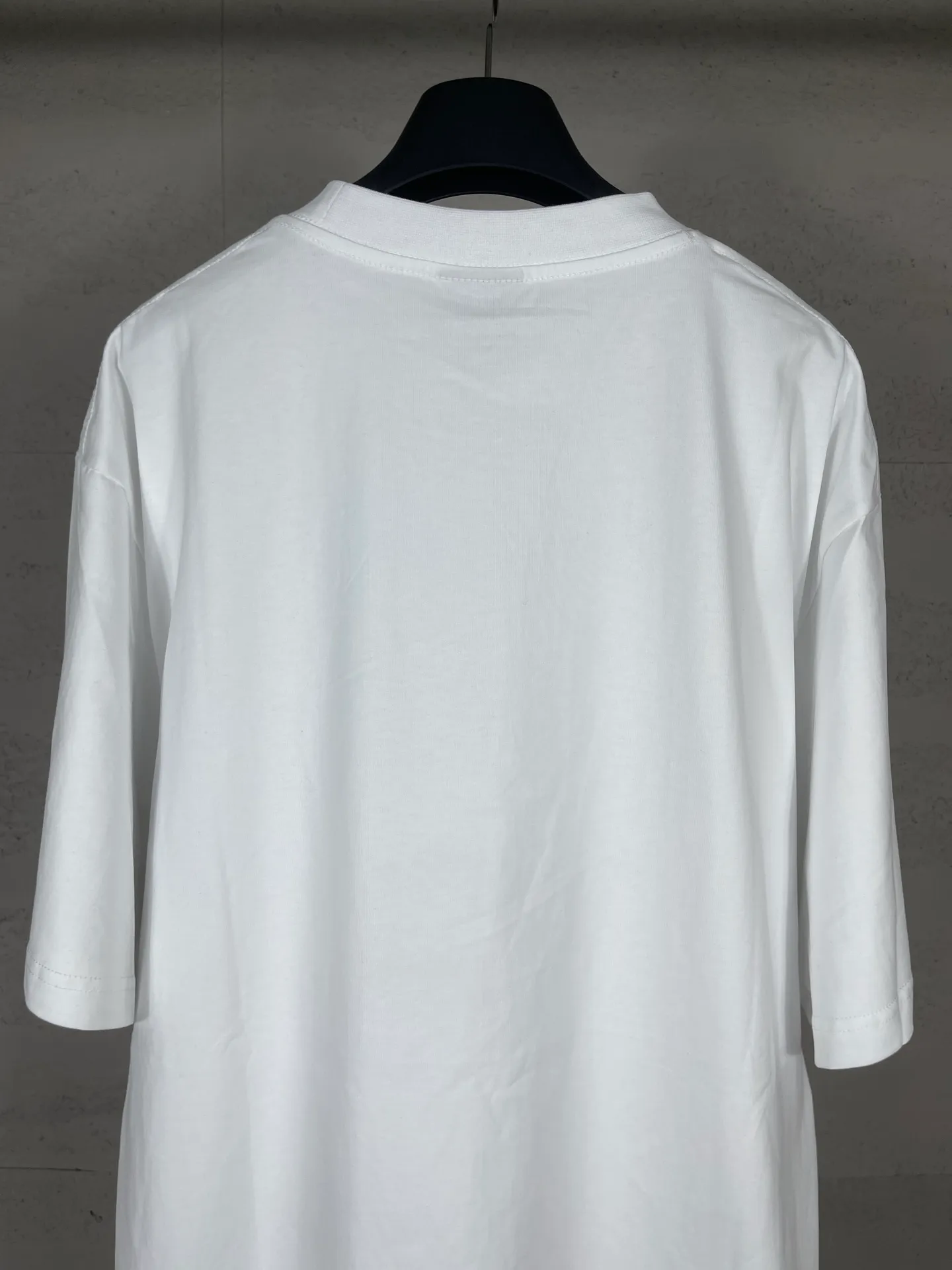 🅿️166 real photos [Top version. Official website quality] BALENCI*GA/Paris. SS25 latest model, Paris.. Label 520 printed short-sleeved T-shirt. Brick cabinet synchronization. Genuine product developed at the first time, welcome to compare! The fabric is made of Paris ZP custom-woven and dyed cotton double yarn. Weighing 260 grams, the cloth surface is clean. The cloth pattern is clear, soft and comfortable. The threads are dyed with no color difference. The printing uses environmentally friendly imported rubber paddles. The letters are clear and the effect is three-dimensional. The version adopts OS loose shoulder design. Same style for men and women. Code: BL253690 Color: black, white Size: XS S M L