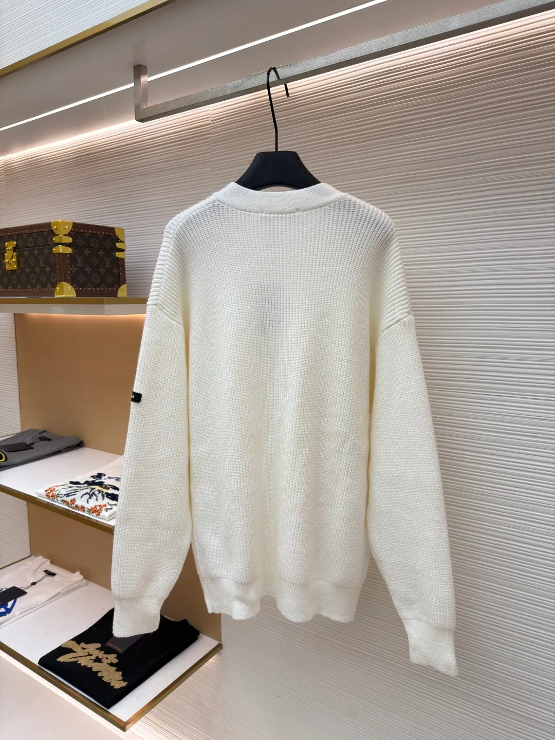 Balenciaga arm logo cardigan sweater ●Original version: Purchased and developed by 15522 ●Item number: 1681603-B15 ●Fabric: wool blended fabric ●Technology: knitting ●Color: white ●Version: loose fit ●Weight: about 975 grams ●Size: S-M-L ●Description: Using wool blended yarn, the fabric composition is 65% cotton, 35% wool. The fabric pattern is stiff. The high cotton content can make the clothes have a sagging feeling and restore the original effect. The 35% wool content can fully tighten the fabric density and make the clothes achieve a certain level of warmth. Accessories: Leather The logo is made of natural silicone material. The original white fonts in the logo are custom-made. The sizes are consistent with the original version. This model is made of wool blended fabric and cardigan. The long sleeves and sleeves are decorated with logo art silicone works. The overall wiring is straight and delicate, the fabric is comfortable and soft, and the color is consistent without color difference. It can be matched with the same style to create a fashionable look, and can be used in various occasions. Customized accessories, complete with three standards, same style for men and women!
