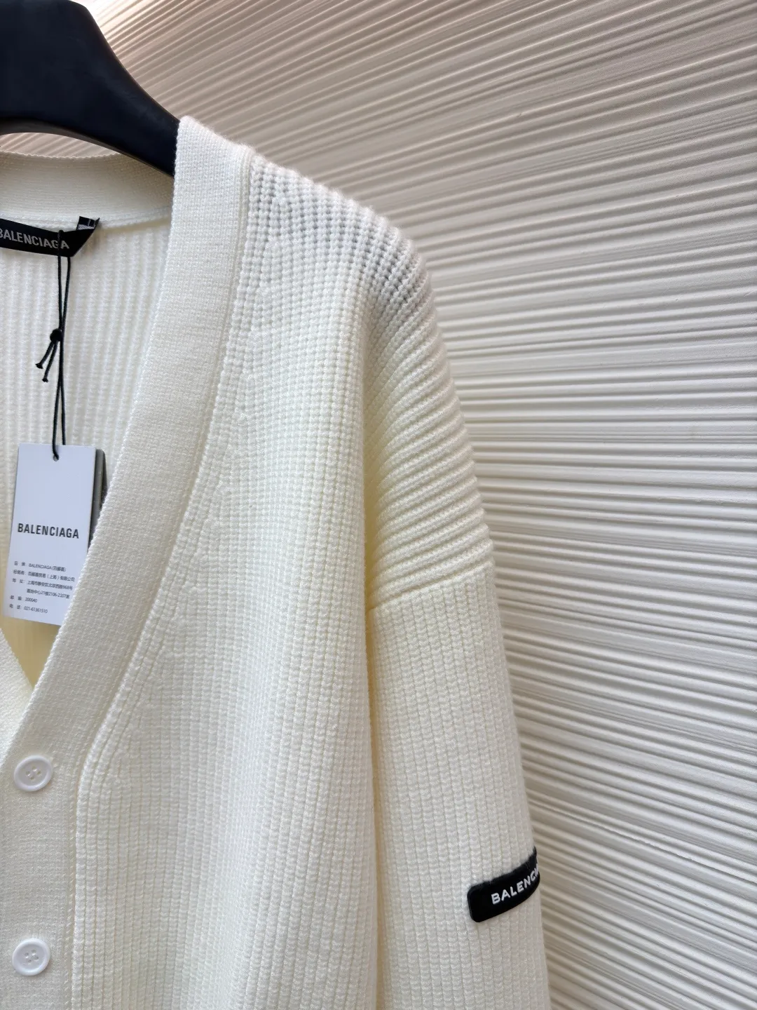 Balenciaga arm logo cardigan sweater ●Original version: Purchased and developed by 15522 ●Item number: 1681603-B15 ●Fabric: wool blended fabric ●Technology: knitting ●Color: white ●Version: loose fit ●Weight: about 975 grams ●Size: S-M-L ●Description: Using wool blended yarn, the fabric composition is 65% cotton, 35% wool. The fabric pattern is stiff. The high cotton content can make the clothes have a sagging feeling and restore the original effect. The 35% wool content can fully tighten the fabric density and make the clothes achieve a certain level of warmth. Accessories: Leather The logo is made of natural silicone material. The original white fonts in the logo are custom-made. The sizes are consistent with the original version. This model is made of wool blended fabric and cardigan. The long sleeves and sleeves are decorated with logo art silicone works. The overall wiring is straight and delicate, the fabric is comfortable and soft, and the color is consistent without color difference. It can be matched with the same style to create a fashionable look, and can be used in various occasions. Customized accessories, complete with three standards, same style for men and women!