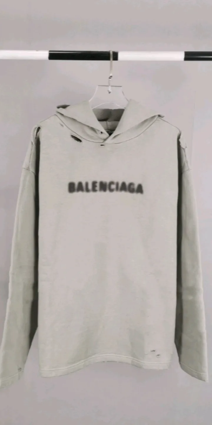 Real shot of the video - the top tested version of BALENCIAGA 22S early spring new fashion hole phantom mosaic blurred letters loose autumn and winter pure cotton hoodie sweatshirt. The fabric is made of 520 grams, the fabric density is extremely high, the chest is printed with digital direct injection, the fuzzy mathematical pattern is dizzy, and the hazy gradient phantom printing of the English "Balenciaga" on the chest is restored without any difference. The intercalated gray is a yarn-dyed fabric, and the yarn is dyed first and then woven. Feel free to compare.  The fabric collars are all artificially drilled and distressed by hand. There are laser holes on the chest and back to ensure that the fabric will not wrinkle or deform when holes are made.  Size: XS-L P: 490