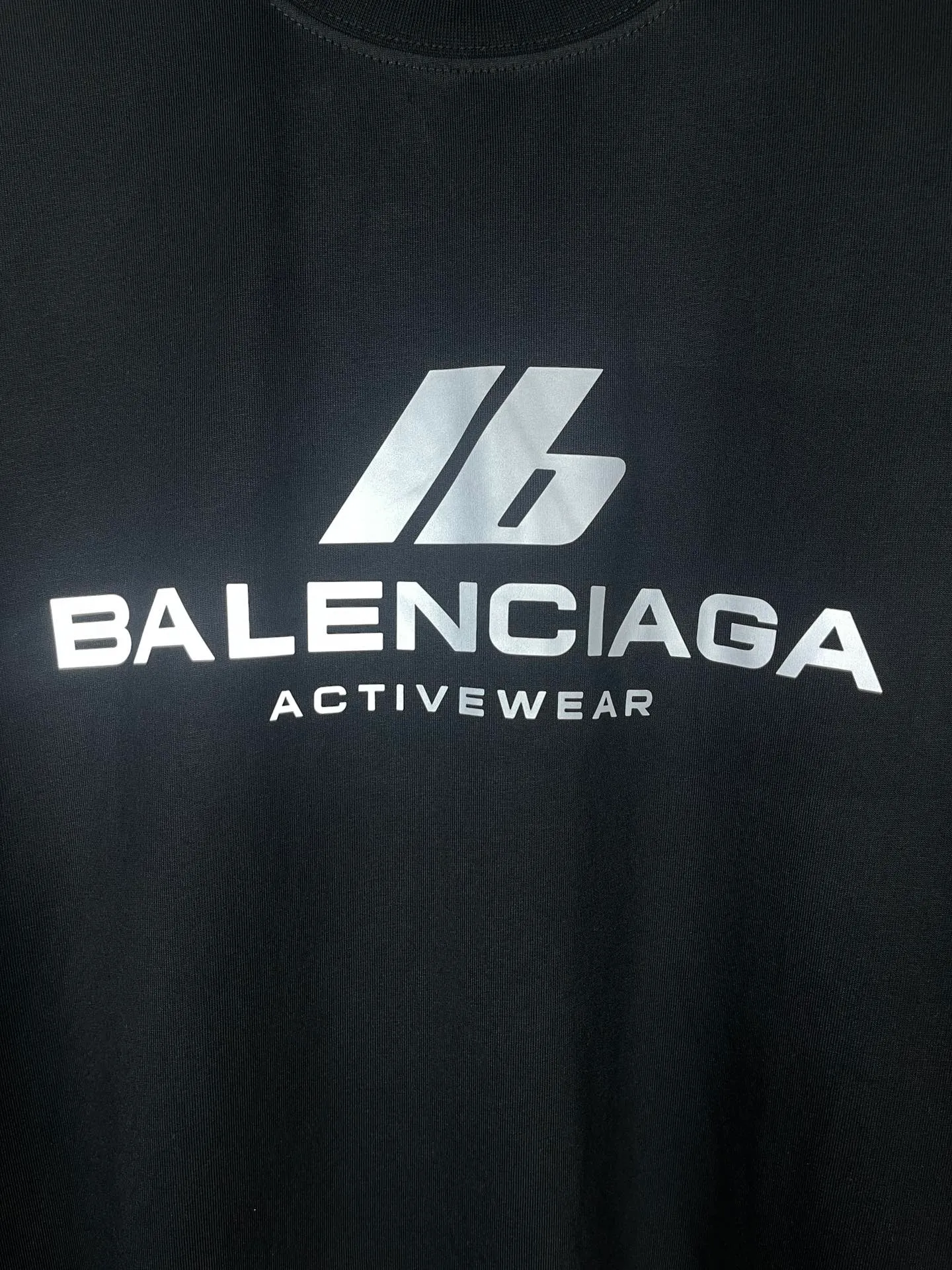 🅿️170 real photos [Top version. Official website quality] BALENCI*GA/Paris. 2024 new style. 3M reflective letter printed short-sleeved T-shirt, brick cabinet synchronization. Genuine product developed in the first time, happy to print and compare! The fabric is made of Paris ZP custom-woven and dyed cotton double yarn. Weighing 260 grams, the cloth surface is clean. The cloth pattern is clear, soft and comfortable. The threads are dyed with no color difference. The front piece is printed with reflective film. The effect is three-dimensional. Restore the brick cabinet. Different market currency, welcome to compare, the version adopts OS loose shoulder version. Same style for men and women Coding: BL223386 Color. Black, off-white Size: XS to L
