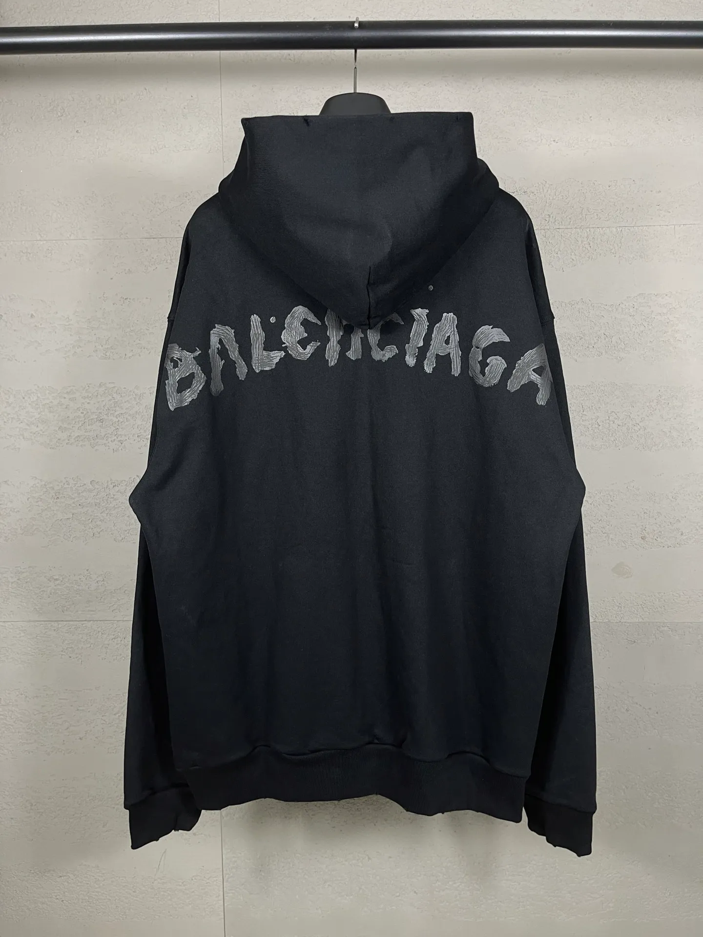 🅿️360 real photos [Top version. Official website quality] BALENCI*GA/Paris.SS25 latest style classic LOGO stretched print on the back, washed and worn, zipper cardigan hooded sweatshirt. The garments are washed and aged. The brick cabinets are synchronized. The authentic product is developed at the first time. The fabric is made of Paris ZP custom-woven and dyed cotton sweatshirt. The weight is 460 grams, the cloth surface is clean, the texture is clear, and there is no color difference. The printing is made of genuine glue and has a three-dimensional effect. The version adopts OS loose shoulder design. Same style for men and women. Code: BL259933 Color: Black Size: XS S M L