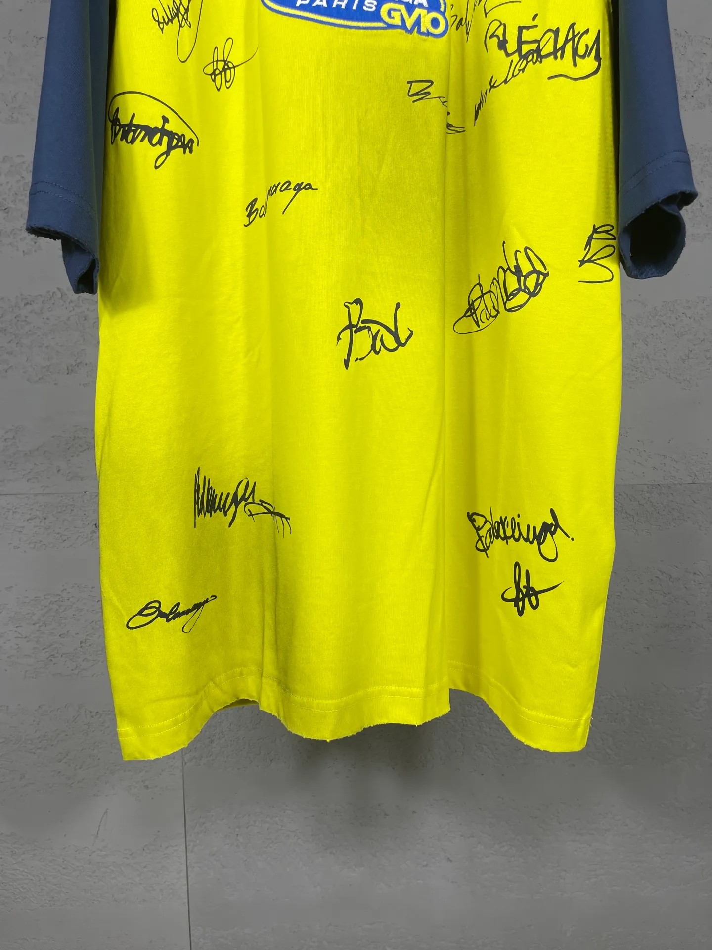 🅿️230 real photos [Top version. Official website quality] BALENCI*GA/Paris #2025 new style raglan sleeves, color matching, signature printing, embroidery LOGO, washed, distressed, hand-painted graffiti, new short-sleeved T-shirt. #2025 Brick Cabinet Synchronization Extra heavy craftsmanship. Welcome to compare. The fabric is made of Paris ZP custom-woven and dyed cotton double yarn, with a weight of 260 grams. The cloth surface is clean. The cloth pattern is clear, soft and comfortable. The threads are dyed with no color difference. The signature is printed with environmentally friendly glue, and the classic letter LOGO is embroidered with an imported Tajima embroidery machine. The letters are clear and the effect is three-dimensional. Restore brick cabinet, adopt OS loose shoulder style. Same style for men and women. Code: BL253728 Color: black, white, yellow Size: XS S M L