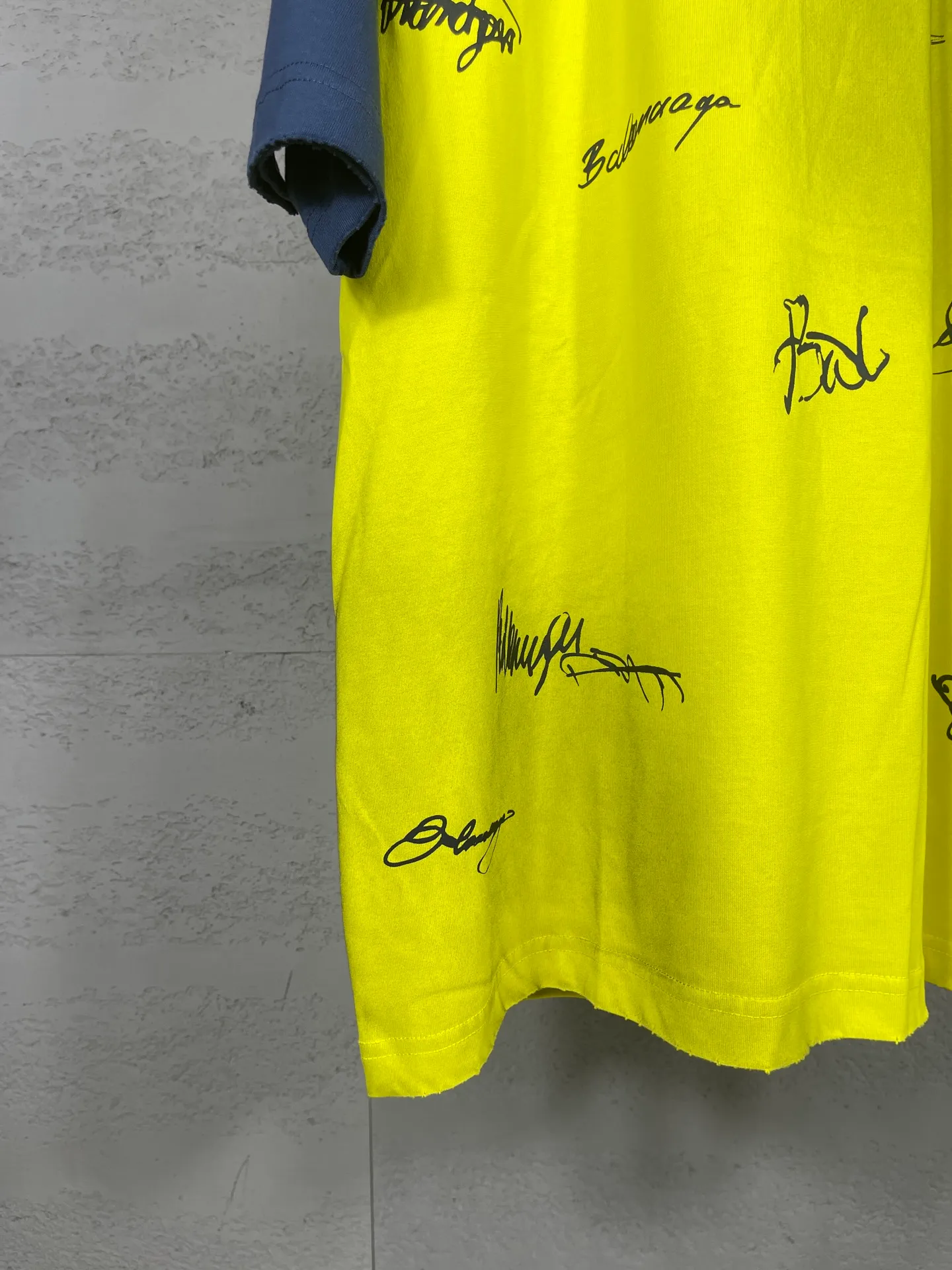🅿️230 real photos [Top version. Official website quality] BALENCI*GA/Paris #2025 new style raglan sleeves, color matching, signature printing, embroidery LOGO, washed, distressed, hand-painted graffiti, new short-sleeved T-shirt. #2025 Brick Cabinet Synchronization Extra heavy craftsmanship. Welcome to compare. The fabric is made of Paris ZP custom-woven and dyed cotton double yarn, with a weight of 260 grams. The cloth surface is clean. The cloth pattern is clear, soft and comfortable. The threads are dyed with no color difference. The signature is printed with environmentally friendly glue, and the classic letter LOGO is embroidered with an imported Tajima embroidery machine. The letters are clear and the effect is three-dimensional. Restore brick cabinet, adopt OS loose shoulder style. Same style for men and women. Code: BL253728 Color: black, white, yellow Size: XS S M L