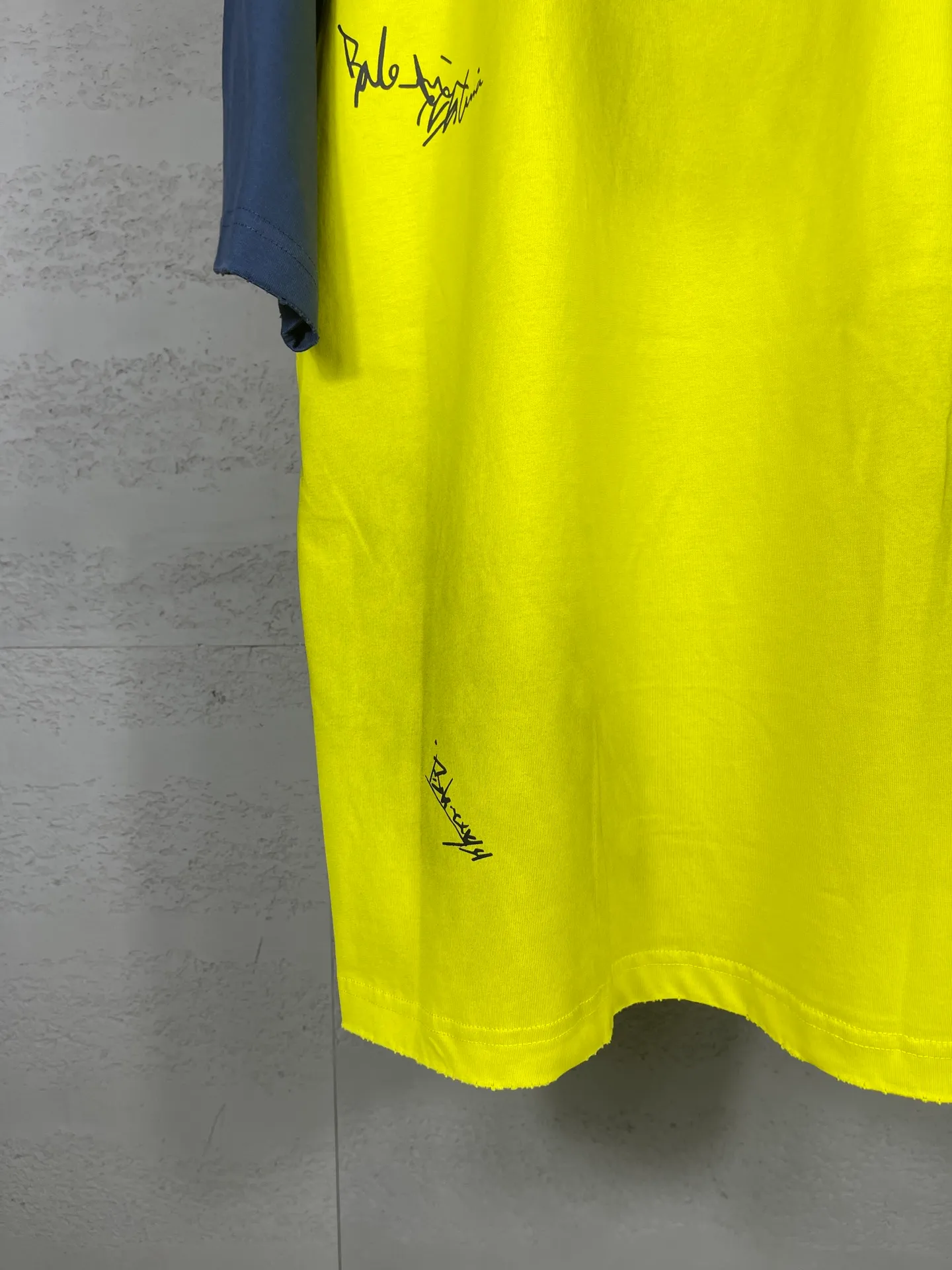 🅿️230 real photos [Top version. Official website quality] BALENCI*GA/Paris #2025 new style raglan sleeves, color matching, signature printing, embroidery LOGO, washed, distressed, hand-painted graffiti, new short-sleeved T-shirt. #2025 Brick Cabinet Synchronization Extra heavy craftsmanship. Welcome to compare. The fabric is made of Paris ZP custom-woven and dyed cotton double yarn, with a weight of 260 grams. The cloth surface is clean. The cloth pattern is clear, soft and comfortable. The threads are dyed with no color difference. The signature is printed with environmentally friendly glue, and the classic letter LOGO is embroidered with an imported Tajima embroidery machine. The letters are clear and the effect is three-dimensional. Restore brick cabinet, adopt OS loose shoulder style. Same style for men and women. Code: BL253728 Color: black, white, yellow Size: XS S M L