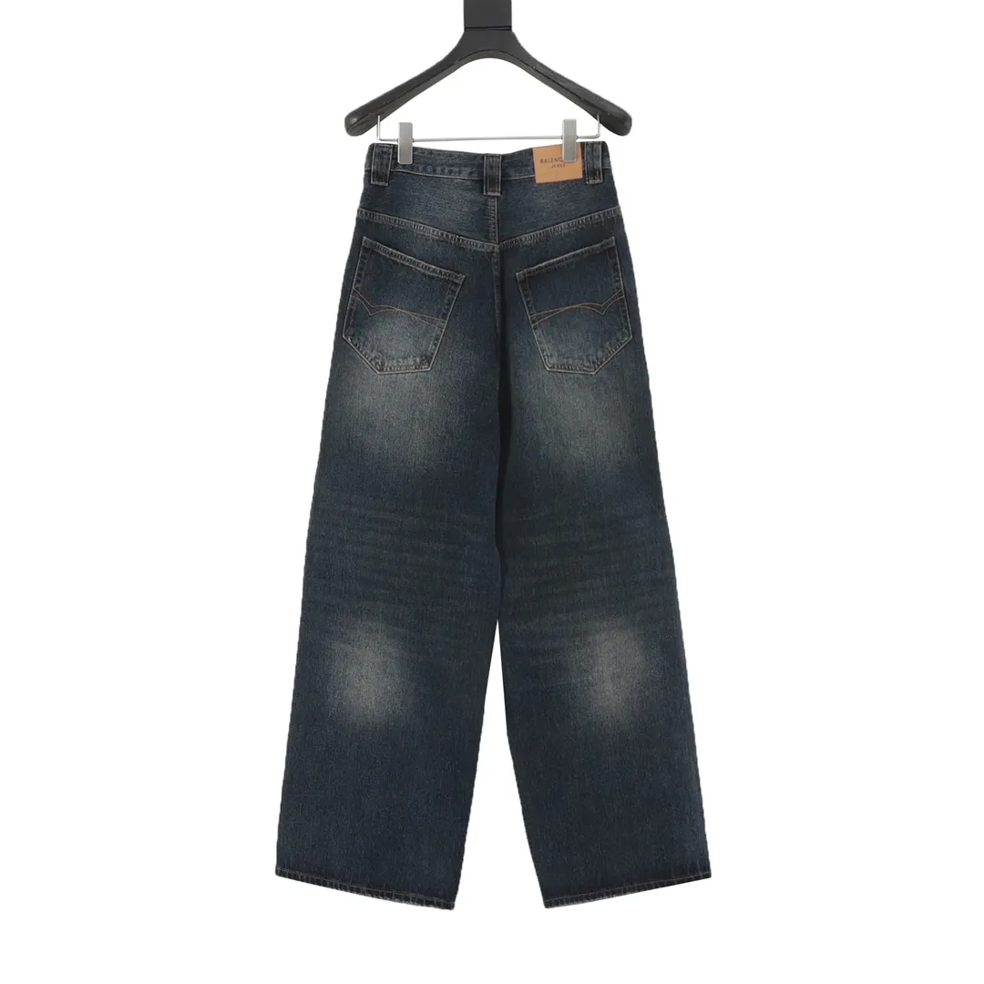🅿️640 BALENCIAGA BLCG denim trousers with side letter embroidery. Customized cotton denim with fine vertical bamboo pattern and dark horizontal bamboo rhyme. The process of frying snowballs and frying salt makes it further fade and oxidize. Fried sand hand-wiping technology is used to cause natural fading and wear on the surface of the denim material. Then special tools are used to physically damage the surface of the jeans. The wrinkle-wiping and whiskering technology is combined with the gun-painting cat whiskering technology. Manual rubbing is carried out in specific areas first to achieve a natural look. For the wrinkle effect, specific tools are used to draw the texture of a cat's whisker shape. The broken edge hanging technology is used to remove the fiber hairiness and color difference through the combination of high-temperature steam and frosted paper, so that the jeans show a unique hole and wear effect. Customized accessories and loose fit. Size：XS-L