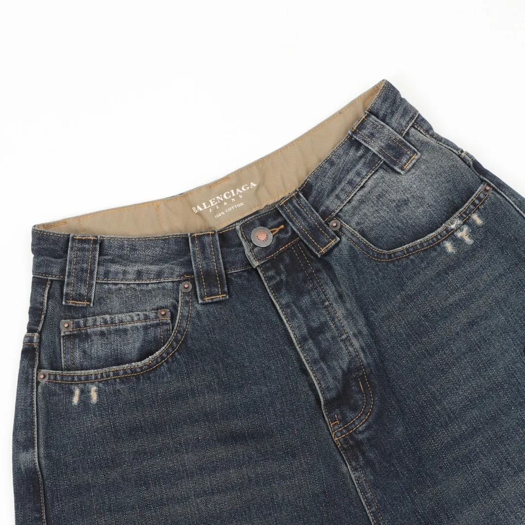 🅿️640 BALENCIAGA BLCG denim trousers with side letter embroidery. Customized cotton denim with fine vertical bamboo pattern and dark horizontal bamboo rhyme. The process of frying snowballs and frying salt makes it further fade and oxidize. Fried sand hand-wiping technology is used to cause natural fading and wear on the surface of the denim material. Then special tools are used to physically damage the surface of the jeans. The wrinkle-wiping and whiskering technology is combined with the gun-painting cat whiskering technology. Manual rubbing is carried out in specific areas first to achieve a natural look. For the wrinkle effect, specific tools are used to draw the texture of a cat's whisker shape. The broken edge hanging technology is used to remove the fiber hairiness and color difference through the combination of high-temperature steam and frosted paper, so that the jeans show a unique hole and wear effect. Customized accessories and loose fit. Size：XS-L