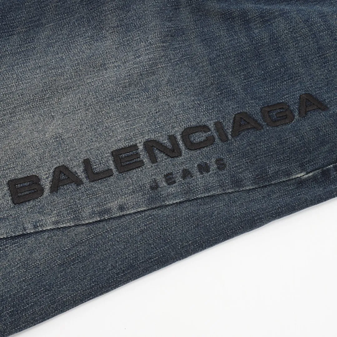 🅿️640 BALENCIAGA BLCG denim trousers with side letter embroidery. Customized cotton denim with fine vertical bamboo pattern and dark horizontal bamboo rhyme. The process of frying snowballs and frying salt makes it further fade and oxidize. Fried sand hand-wiping technology is used to cause natural fading and wear on the surface of the denim material. Then special tools are used to physically damage the surface of the jeans. The wrinkle-wiping and whiskering technology is combined with the gun-painting cat whiskering technology. Manual rubbing is carried out in specific areas first to achieve a natural look. For the wrinkle effect, specific tools are used to draw the texture of a cat's whisker shape. The broken edge hanging technology is used to remove the fiber hairiness and color difference through the combination of high-temperature steam and frosted paper, so that the jeans show a unique hole and wear effect. Customized accessories and loose fit. Size：XS-L