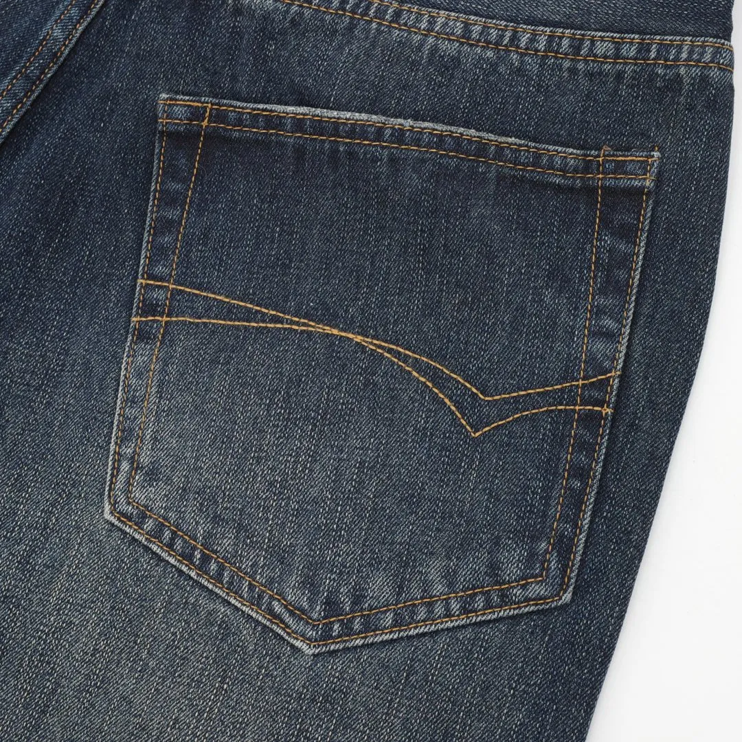 🅿️640 BALENCIAGA BLCG denim trousers with side letter embroidery. Customized cotton denim with fine vertical bamboo pattern and dark horizontal bamboo rhyme. The process of frying snowballs and frying salt makes it further fade and oxidize. Fried sand hand-wiping technology is used to cause natural fading and wear on the surface of the denim material. Then special tools are used to physically damage the surface of the jeans. The wrinkle-wiping and whiskering technology is combined with the gun-painting cat whiskering technology. Manual rubbing is carried out in specific areas first to achieve a natural look. For the wrinkle effect, specific tools are used to draw the texture of a cat's whisker shape. The broken edge hanging technology is used to remove the fiber hairiness and color difference through the combination of high-temperature steam and frosted paper, so that the jeans show a unique hole and wear effect. Customized accessories and loose fit. Size：XS-L