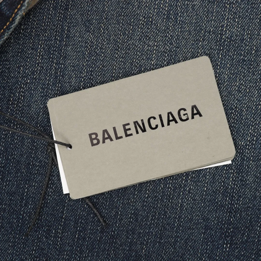 🅿️640 BALENCIAGA BLCG denim trousers with side letter embroidery. Customized cotton denim with fine vertical bamboo pattern and dark horizontal bamboo rhyme. The process of frying snowballs and frying salt makes it further fade and oxidize. Fried sand hand-wiping technology is used to cause natural fading and wear on the surface of the denim material. Then special tools are used to physically damage the surface of the jeans. The wrinkle-wiping and whiskering technology is combined with the gun-painting cat whiskering technology. Manual rubbing is carried out in specific areas first to achieve a natural look. For the wrinkle effect, specific tools are used to draw the texture of a cat's whisker shape. The broken edge hanging technology is used to remove the fiber hairiness and color difference through the combination of high-temperature steam and frosted paper, so that the jeans show a unique hole and wear effect. Customized accessories and loose fit. Size：XS-L