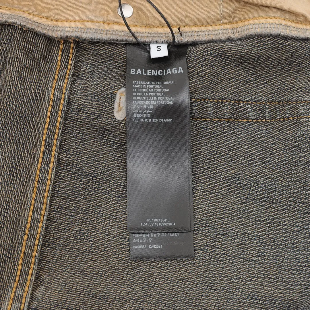 🅿️640 BALENCIAGA BLCG denim trousers with side letter embroidery. Customized cotton denim with fine vertical bamboo pattern and dark horizontal bamboo rhyme. The process of frying snowballs and frying salt makes it further fade and oxidize. Fried sand hand-wiping technology is used to cause natural fading and wear on the surface of the denim material. Then special tools are used to physically damage the surface of the jeans. The wrinkle-wiping and whiskering technology is combined with the gun-painting cat whiskering technology. Manual rubbing is carried out in specific areas first to achieve a natural look. For the wrinkle effect, specific tools are used to draw the texture of a cat's whisker shape. The broken edge hanging technology is used to remove the fiber hairiness and color difference through the combination of high-temperature steam and frosted paper, so that the jeans show a unique hole and wear effect. Customized accessories and loose fit. Size：XS-L