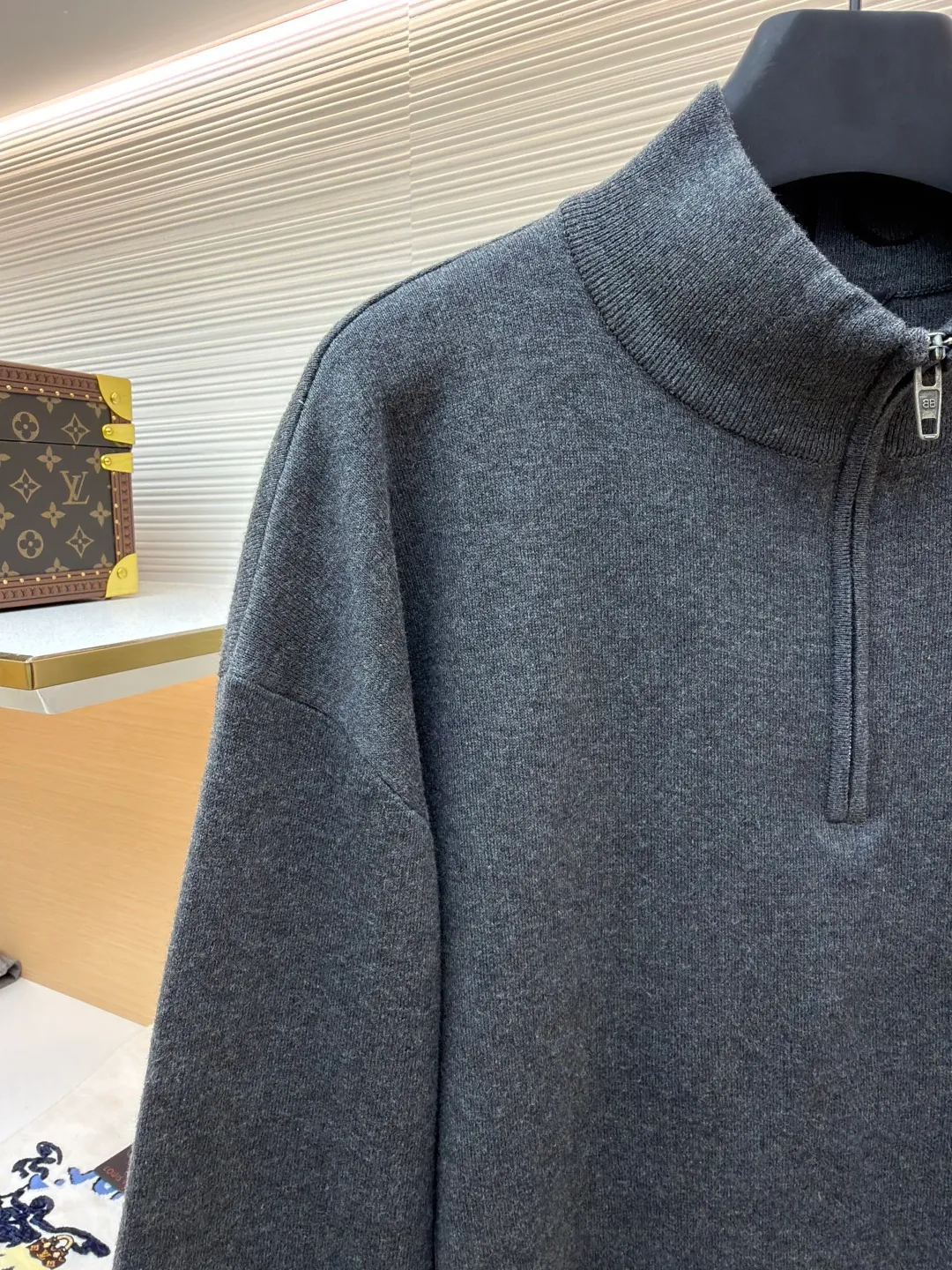 Balenciaga stand-collar half-zip cotton sweater ●Original version: Purchased and developed for 15800 ●Item number: 1681381-A75 ●Fabric: wool blended fabric ●Technology: knitted ●Color: gray ●Version: Fitted version ●Weight: about 440 grams ●Size: It adopts a half-zip stand-up collar design, and the brand letter logo is embroidered on the collar. It is presented through precise hand-embroidery technology, with clear texture and high recognition; the custom-made metal zipper is smooth and durable, with both style and practicality. In the weaving process, high-density knitting technology is used, and the yarns are woven evenly and tightly to ensure that the fabric is soft and skin-friendly and has good warmth retention and stiffness. The sleeves are loose and off-shoulder, enhancing the casual style of your outfit. From raw material selection to detailed decoration, every process reflects the brand's strict requirements for craftsmanship. It perfectly integrates minimalist design with high-end materials to present luxurious items with both classic style and wearing experience. Purchase the original version for development, order the color and dye it, and feel free to compare it with any version on the market!