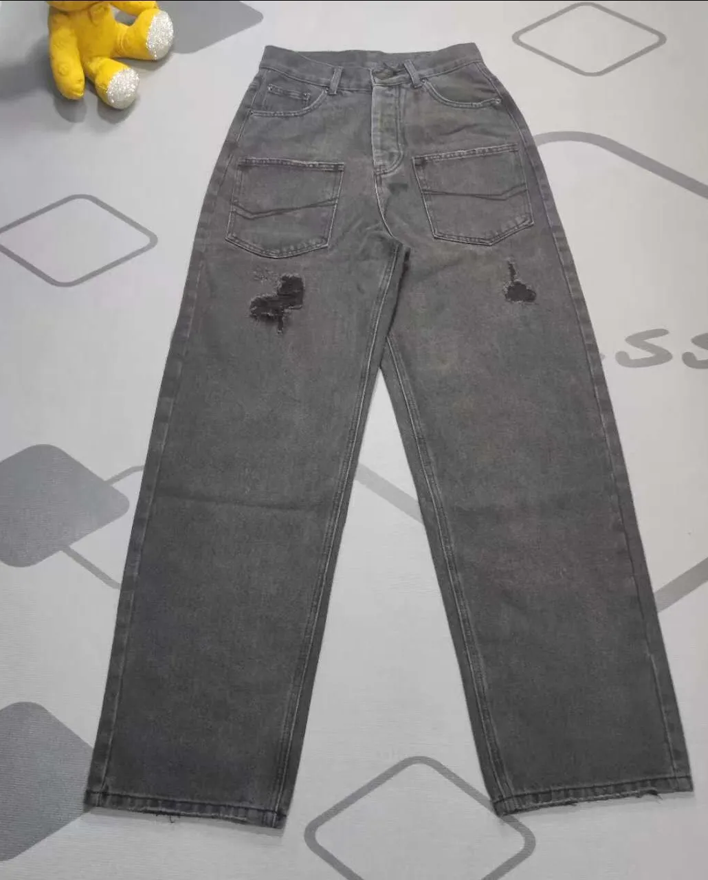 [New arrival] BALENCIAGA｜24SS Balenciaga washed loose wide-leg jeans - the fabric is 100% customer-supplied denim! In the denim world, to be called denim, it must meet two conditions. First, it must be woven using the ancient weaving method. Color: ②, natural dyeing!! These are difficult to achieve by industrial large-scale production machines. High-quality fabrics can sense the changes in your body and better modify the curves of the body. The upper body and back appear to have a tightening effect from the outside, so the legs will have a "weight loss effect". The inner side seams are made of red ear tannins, which is a symbol of high quality!! In this way, the slight imperfections of the figure will not be highlighted~ Especially the hem design can distinguish ordinary jeans in a second! Looking closely, you can see that every process and the texture are very fine and perfect. Color: black and gray Size: XS-L P:376