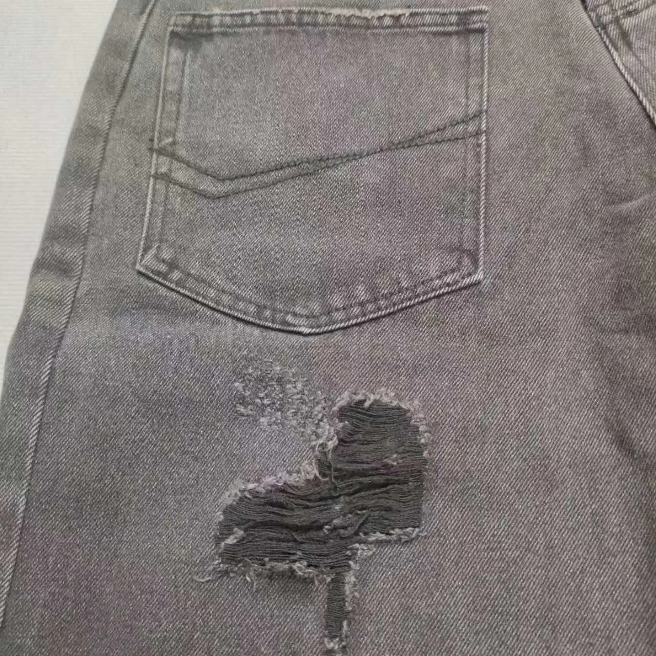[New arrival] BALENCIAGA｜24SS Balenciaga washed loose wide-leg jeans - the fabric is 100% customer-supplied denim! In the denim world, to be called denim, it must meet two conditions. First, it must be woven using the ancient weaving method. Color: ②, natural dyeing!! These are difficult to achieve by industrial large-scale production machines. High-quality fabrics can sense the changes in your body and better modify the curves of the body. The upper body and back appear to have a tightening effect from the outside, so the legs will have a "weight loss effect". The inner side seams are made of red ear tannins, which is a symbol of high quality!! In this way, the slight imperfections of the figure will not be highlighted~ Especially the hem design can distinguish ordinary jeans in a second! Looking closely, you can see that every process and the texture are very fine and perfect. Color: black and gray Size: XS-L P:376