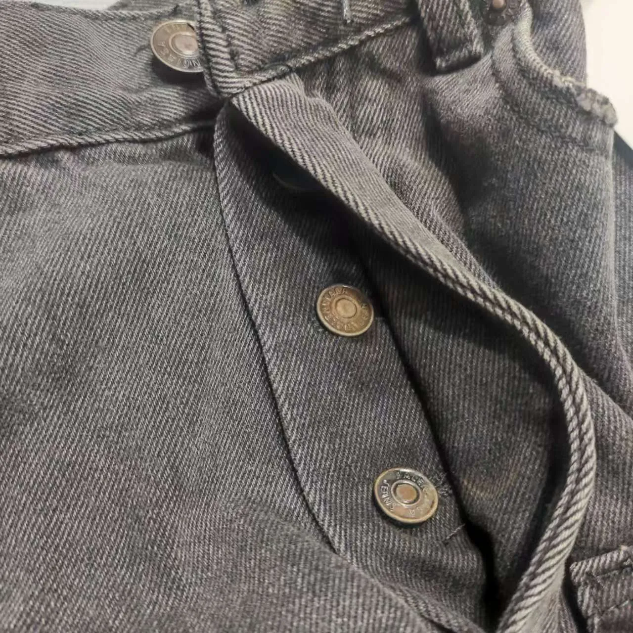 [New arrival] BALENCIAGA｜24SS Balenciaga washed loose wide-leg jeans - the fabric is 100% customer-supplied denim! In the denim world, to be called denim, it must meet two conditions. First, it must be woven using the ancient weaving method. Color: ②, natural dyeing!! These are difficult to achieve by industrial large-scale production machines. High-quality fabrics can sense the changes in your body and better modify the curves of the body. The upper body and back appear to have a tightening effect from the outside, so the legs will have a "weight loss effect". The inner side seams are made of red ear tannins, which is a symbol of high quality!! In this way, the slight imperfections of the figure will not be highlighted~ Especially the hem design can distinguish ordinary jeans in a second! Looking closely, you can see that every process and the texture are very fine and perfect. Color: black and gray Size: XS-L P:376