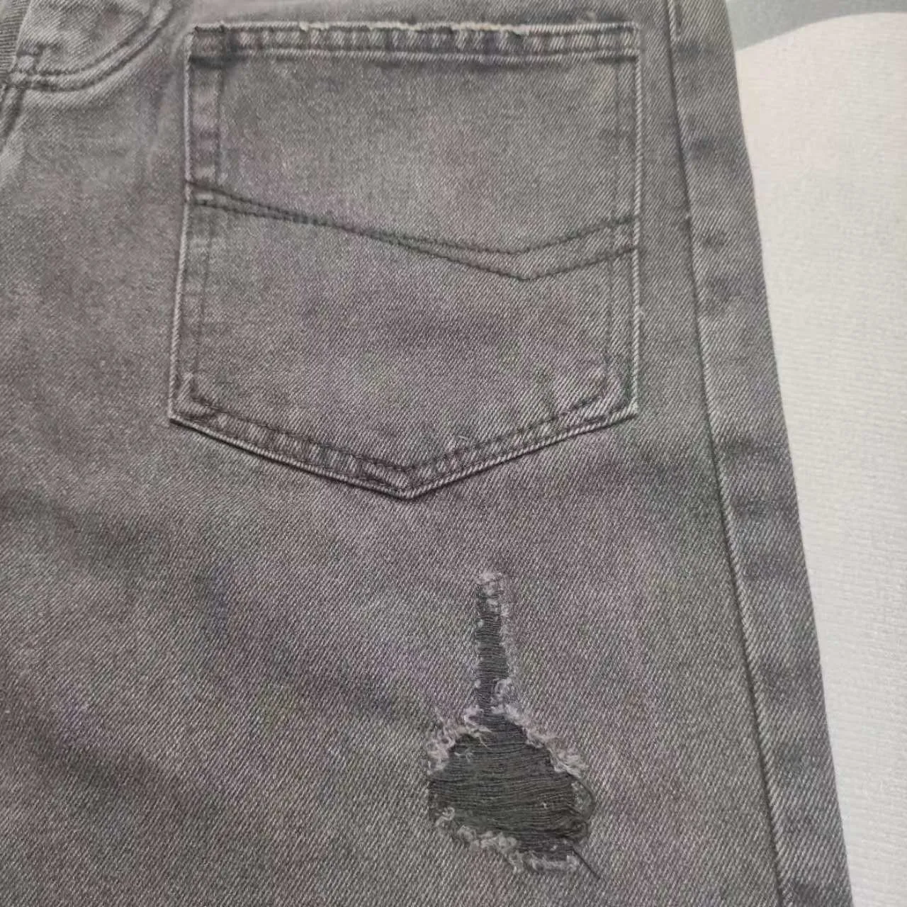 [New arrival] BALENCIAGA｜24SS Balenciaga washed loose wide-leg jeans - the fabric is 100% customer-supplied denim! In the denim world, to be called denim, it must meet two conditions. First, it must be woven using the ancient weaving method. Color: ②, natural dyeing!! These are difficult to achieve by industrial large-scale production machines. High-quality fabrics can sense the changes in your body and better modify the curves of the body. The upper body and back appear to have a tightening effect from the outside, so the legs will have a "weight loss effect". The inner side seams are made of red ear tannins, which is a symbol of high quality!! In this way, the slight imperfections of the figure will not be highlighted~ Especially the hem design can distinguish ordinary jeans in a second! Looking closely, you can see that every process and the texture are very fine and perfect. Color: black and gray Size: XS-L P:376