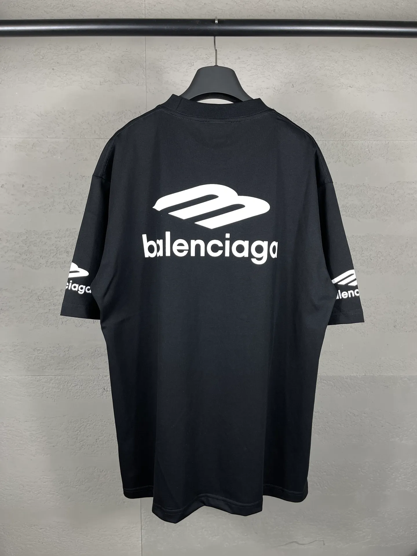 🅿️180 real photos [Top version. Official website quality] BALENCI*GA/Paris BALENCI*GA#2024 latest model, big LOGO icon. Front and back. Left and right printed short-sleeved T-shirts. Brick cabinet synchronization. Genuine products are developed and developed in the first time. Welcome to compare! The fabric is made of Paris ZP custom-woven and dyed 100% cotton double-yarn compact cotton. The weight is 260 grams. The cloth surface is clean. The cloth pattern is clear. It is soft and comfortable. It has good color fastness and is not easy to change color. The threads are woven and dyed with no color difference. The printing uses imported environmentally friendly ♻️ glue, which has a three-dimensional effect and clear lines. There are no rough edges and lines, and the version adopts the OS loose shoulder design. Same style for men and women. Code: BL223317 Color: Dark blue gray. White Size: XS to L