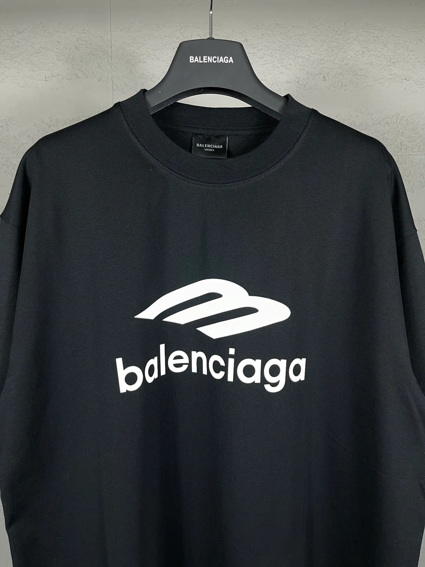 🅿️180 real photos [Top version. Official website quality] BALENCI*GA/Paris BALENCI*GA#2024 latest model, big LOGO icon. Front and back. Left and right printed short-sleeved T-shirts. Brick cabinet synchronization. Genuine products are developed and developed in the first time. Welcome to compare! The fabric is made of Paris ZP custom-woven and dyed 100% cotton double-yarn compact cotton. The weight is 260 grams. The cloth surface is clean. The cloth pattern is clear. It is soft and comfortable. It has good color fastness and is not easy to change color. The threads are woven and dyed with no color difference. The printing uses imported environmentally friendly ♻️ glue, which has a three-dimensional effect and clear lines. There are no rough edges and lines, and the version adopts the OS loose shoulder design. Same style for men and women. Code: BL223317 Color: Dark blue gray. White Size: XS to L