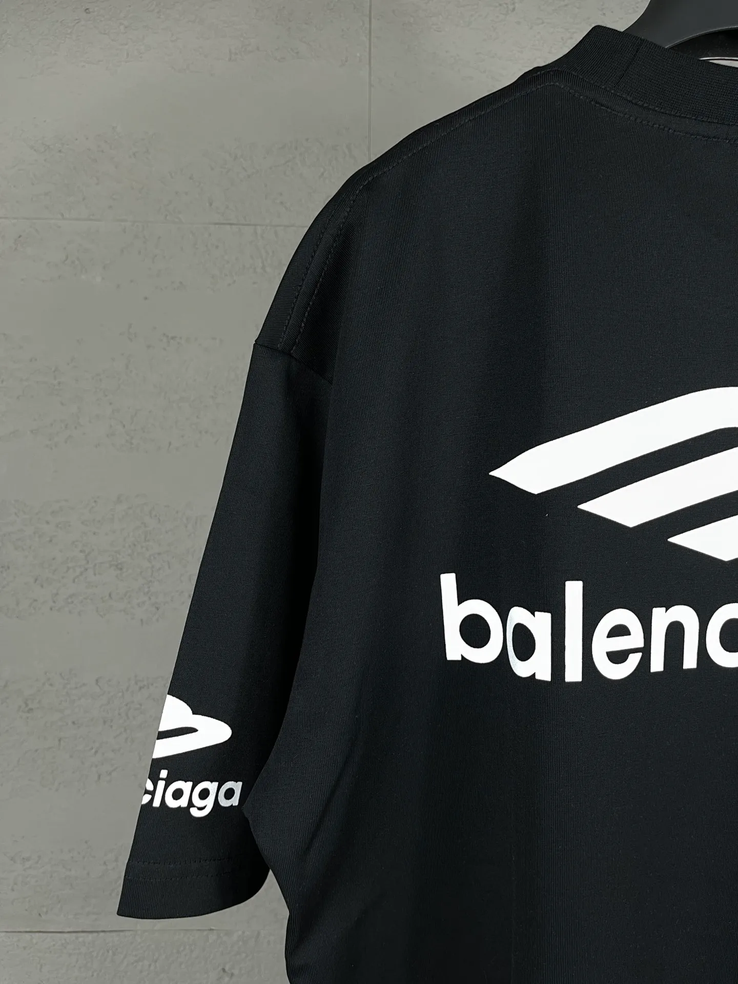 🅿️180 real photos [Top version. Official website quality] BALENCI*GA/Paris BALENCI*GA#2024 latest model, big LOGO icon. Front and back. Left and right printed short-sleeved T-shirts. Brick cabinet synchronization. Genuine products are developed and developed in the first time. Welcome to compare! The fabric is made of Paris ZP custom-woven and dyed 100% cotton double-yarn compact cotton. The weight is 260 grams. The cloth surface is clean. The cloth pattern is clear. It is soft and comfortable. It has good color fastness and is not easy to change color. The threads are woven and dyed with no color difference. The printing uses imported environmentally friendly ♻️ glue, which has a three-dimensional effect and clear lines. There are no rough edges and lines, and the version adopts the OS loose shoulder design. Same style for men and women. Code: BL223317 Color: Dark blue gray. White Size: XS to L