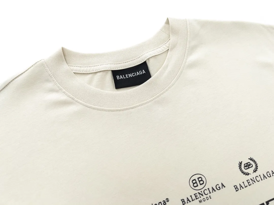 🅿️170 Detailed Picture [Top version. Official website quality] BALENCI*GA/Paris BALENCI*GA# 2023 spring and summer new style, printed with classic LOGO collection short-sleeved T-shirt. 2023 spring and summer new product. Brick cabinet synchronization. The fabric is made of Paris ZP custom-woven and dyed 100% cotton double yarn compact cotton. The weight is 260 grams. The cloth surface is clean. The cloth pattern is clear. Soft and comfortable. Good color fastness. Not easy to change color. The threads are woven and dyed with no color difference. The printing uses imported environmentally friendly rubber paddles, precision stencils, fine LOGO letters, clear letters, no burrs, and a three-dimensional effect. Restore brick cabinet. The version adopts OS loose shoulder version. Same style for men and women. Code: BL223071 Color: black, beige, pink, smoky gray, white. Size: XS to L