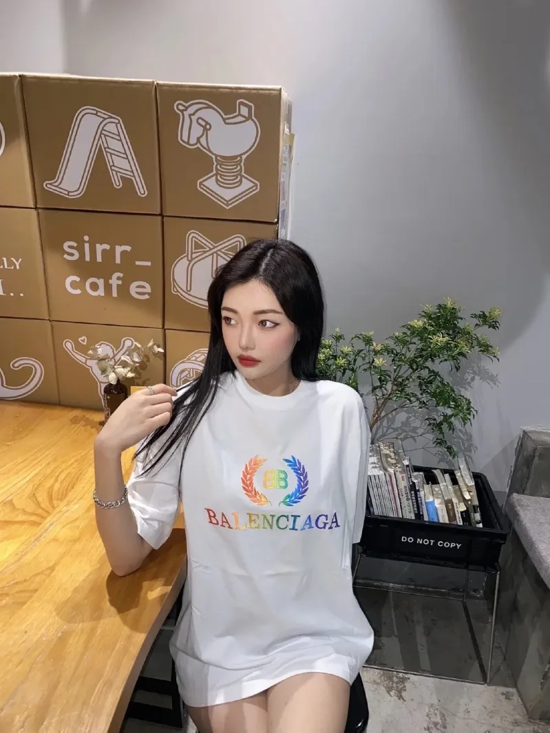 ♻️💯Refer to the model picture for the upper body❤️[Top tested version] Balenciag rainbow🌈embroidered gradient wheat short sleeves. The original version is consistent with 32S 280g fabric. The printing process is embroidered first. White cotton yarn is used as the embroidery base, and then digitally printed on the embroidery. High-density 10,000-needle embroidery and the brightness and saturation of the color of the letters are integrated. Full set of packaging. Guaranteed accessories. Packaging. Glossy paper Main label, wash water label, lanyard, tag, pin, same at the counter. Color: White Size: XS-L P:270