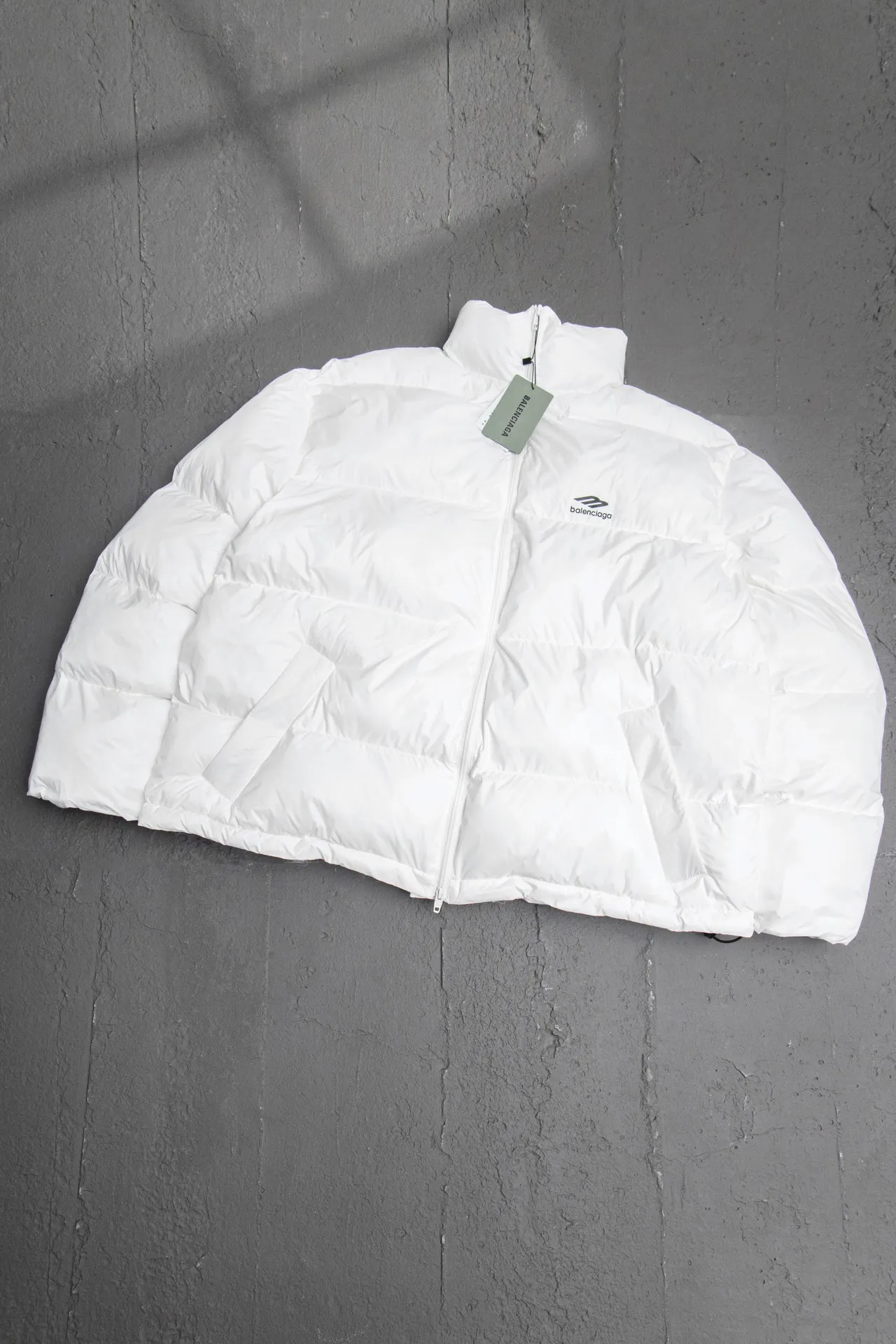 💰780 [Highest version] Balenciaga / Balenciaga BLCG 24FW 3B laser logo ski down jacket Correct version The surface fabric is made of customized high-density shiny nylon fabric. The fabric has a level 4 water-repellent coating process. The inner part is made of customized high-density cloud-like nylon fabric. The inner part is made of double-layer 330 gallbladder. Filled with 500 grams of Xinjiang pearl particle cotton. Waist drawstring waist design. Flexible temperature locking. Imported environmentally friendly laser reflective thermal transfer printing technology. The front panel adopts a diagonal pocket design. It is equipped with zipper opening and closing. Internal zipper pocket design. The hem adopts elastic rope stopper storage design. Open the mold to customize the hardware zipper. Open the mold to customize the original air eye. Open the mold to customize the original logo sugar cube rope stopper. Original main mark and washable tag brand packaging. Color: black/white. Size: 46/48/50/52. Size chart: Clothes length. Bust Shoulder Width Sleeve Length 46: 72 138 58 66 48: 74 142 59 67 50: 76 146 60 68 52: 78 150 61 69 Note: There is a difference of 1~2CM due to manual measurement