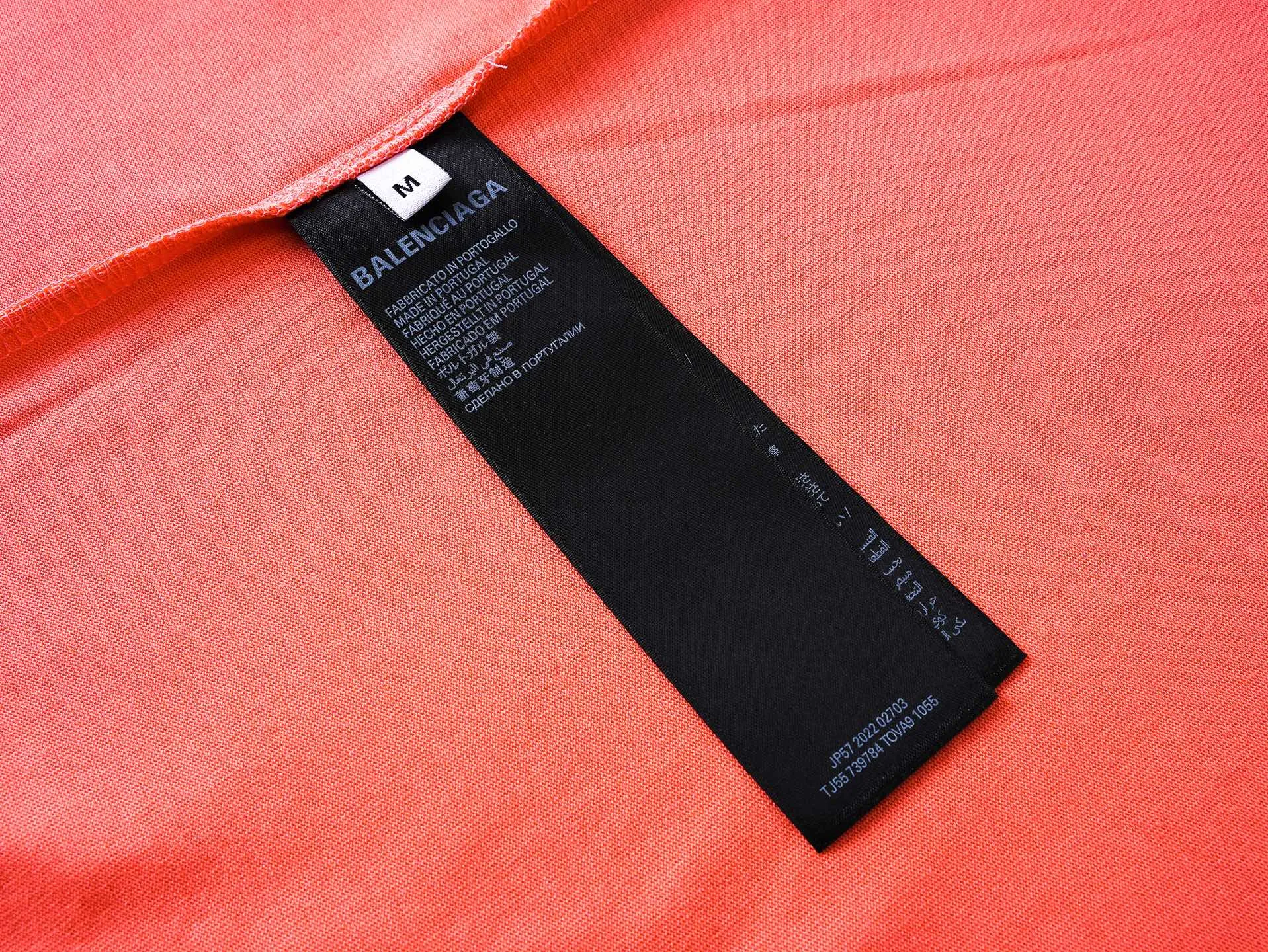 🅿️194 Actual pictures [Top version. Official website quality] BALENCI*GA/Paris. 25ss latest classic model. The tape printing adopts computer direct printing, and the ready-made clothes are washed and worn short-sleeved T-shirts. Brick cabinet synchronization. The fabric is made of Paris ZP custom-woven and dyed cotton double yarn compact cotton. The weight is 260 grams, the cloth surface is clean. The cloth pattern is clear, soft and comfortable, and the thread is dyed with no color difference. The classic pattern uses computer direct printing, the letters are clear and the effect is three-dimensional. Restored brick cabinet. The garments were washed and aged, and polished by many hands. Produced by ultra-heavy craftsmanship, the market currency is very different, welcome to compare.                                 The version adopts OS loose shoulder design. The same style for men and women. Code: BL253711 Color: Orange, washed black Size: XS S M L
