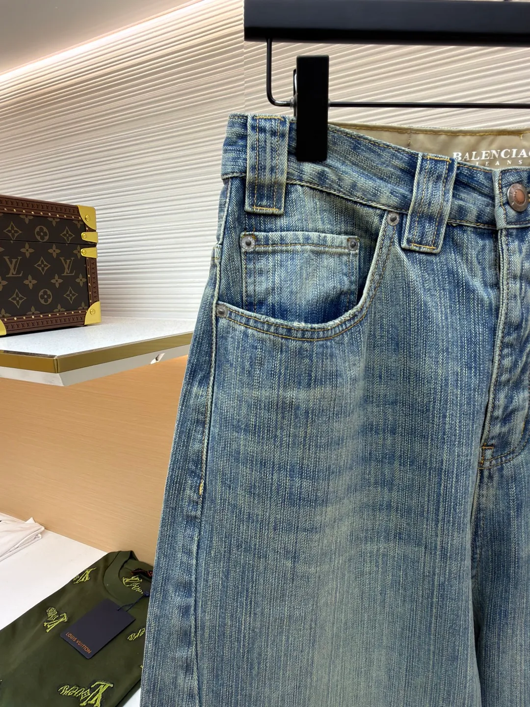Balenciaga jeans embroidered denim trousers ●Authentic product: purchased and developed for 5999 ●Item number: 1681054-B25 ●Fabric: bamboo fabric ●Technology: washed production ●Version: loose version ●Weight: about 840 grams ●Size: There is a looming dark bamboo pattern in the dark blue base. The left leg is decorated with Balenciaga jeans embroidery, which complements the Paris kraft paper on the back waistband to add brand recognition. The black silk thread meanders on the dark blue background, instantly igniting the visual focus. The lines are smooth and full of tension. It has a dual temperament of retro and modern. It outlines the infinite possibilities of fashion, giving priority to customizing 1:1 original denim materials to stir-fry snowballs and stir-fry salt. Specially prepared corresponding solutions. Add a certain amount of dye, soak the denim material in it to absorb the solvent, then scrub it and dry it to further fade and oxidize it. The fried sand hand-rubbing technology is used to process the denim material in a sand-frying machine to cause natural fading and wear on the surface of the denim. Then, special tools are used to physically damage the surface of the jeans by hand, maintaining the original texture and details while increasing its uniqueness. The rub-pressed wrinkle whisker technology and the gun-painted cat whisker technology are combined to give priority to hand-rubbing in specific areas to achieve a natural wrinkle effect. Then, specific tools are used to draw a whisker-shaped texture to create a full visual effect. The overall wiring is straight and delicate, the fabric is comfortable and soft, and the color is consistent without color difference. It can be matched with the same style to create a fashionable look and control various occasions. Customized accessories, complete with three standards, same style for men and women!