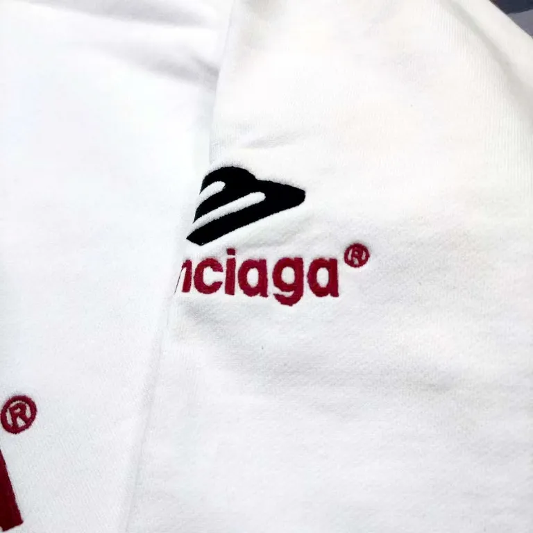[New arrival] BALENCIAGA/Large 3m embroidered hooded sweatshirt. The embroidery distinguishes Tajima's machine from Niu 90,000 needle embroidery. It is full of details. It is really hard to restore the authentic details. The fabric is made of 480g pure cotton David sweater. It is full of thickness. Thousand needle embroidery process. Threads, cuffs and hems are all three standards for large products. Comparison is welcome. The version adopts OS loose shoulder design. Same style for men and women. Color: Black White Size: XS-L P:490