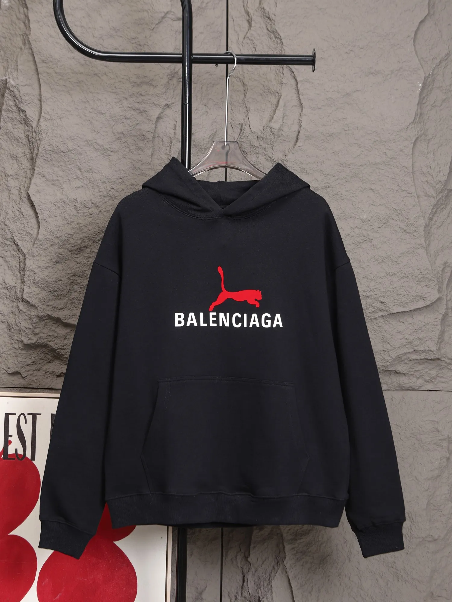 🅿️320 High-quality classic Paris and Puma collaboration, hooded sweatshirt model number B14 * Made of 450 custom-woven and dyed high-gram weight tripe pure cotton sweatshirt fabric. The fabric feels thick and has a certain sense of weight. The bottom has a dense and rough terry texture, which is close to the skin and has excellent warmth retention. You will not feel any discomfort at all! *The color on the chest is clear, with Puma's obvious logo added, and the lines are smooth and smooth without falling off and deforming when washed *This design is based on classics and simply and clearly shows the brand's high-end luxury identity. Same style for men and women 𝐂𝐎𝐋𝐎𝐔𝐑: black, white 𝐒𝐈𝐙𝐄: S- xl