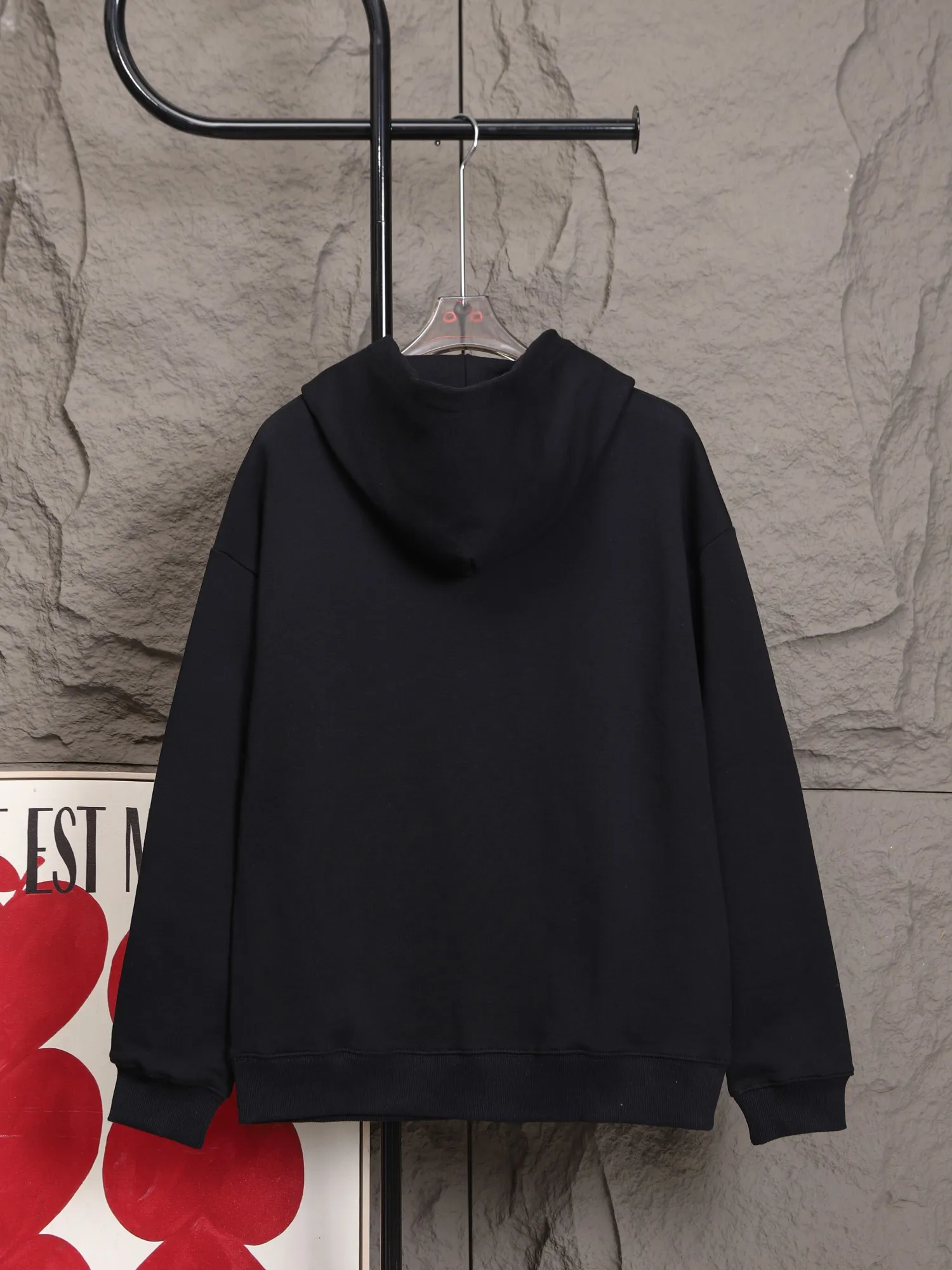 🅿️320 High-quality classic Paris and Puma collaboration, hooded sweatshirt model number B14 * Made of 450 custom-woven and dyed high-gram weight tripe pure cotton sweatshirt fabric. The fabric feels thick and has a certain sense of weight. The bottom has a dense and rough terry texture, which is close to the skin and has excellent warmth retention. You will not feel any discomfort at all! *The color on the chest is clear, with Puma's obvious logo added, and the lines are smooth and smooth without falling off and deforming when washed *This design is based on classics and simply and clearly shows the brand's high-end luxury identity. Same style for men and women 𝐂𝐎𝐋𝐎𝐔𝐑: black, white 𝐒𝐈𝐙𝐄: S- xl