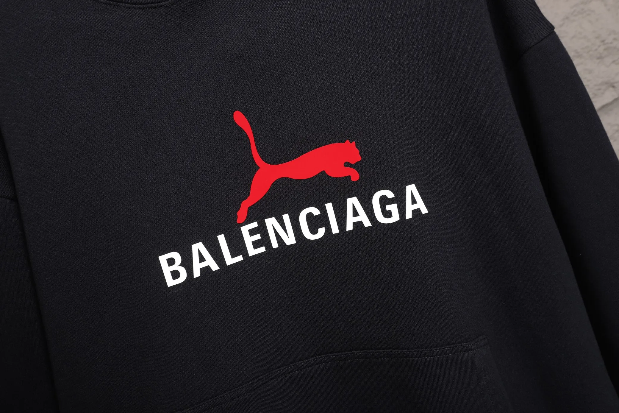 🅿️320 High-quality classic Paris and Puma collaboration, hooded sweatshirt model number B14 * Made of 450 custom-woven and dyed high-gram weight tripe pure cotton sweatshirt fabric. The fabric feels thick and has a certain sense of weight. The bottom has a dense and rough terry texture, which is close to the skin and has excellent warmth retention. You will not feel any discomfort at all! *The color on the chest is clear, with Puma's obvious logo added, and the lines are smooth and smooth without falling off and deforming when washed *This design is based on classics and simply and clearly shows the brand's high-end luxury identity. Same style for men and women 𝐂𝐎𝐋𝐎𝐔𝐑: black, white 𝐒𝐈𝐙𝐄: S- xl